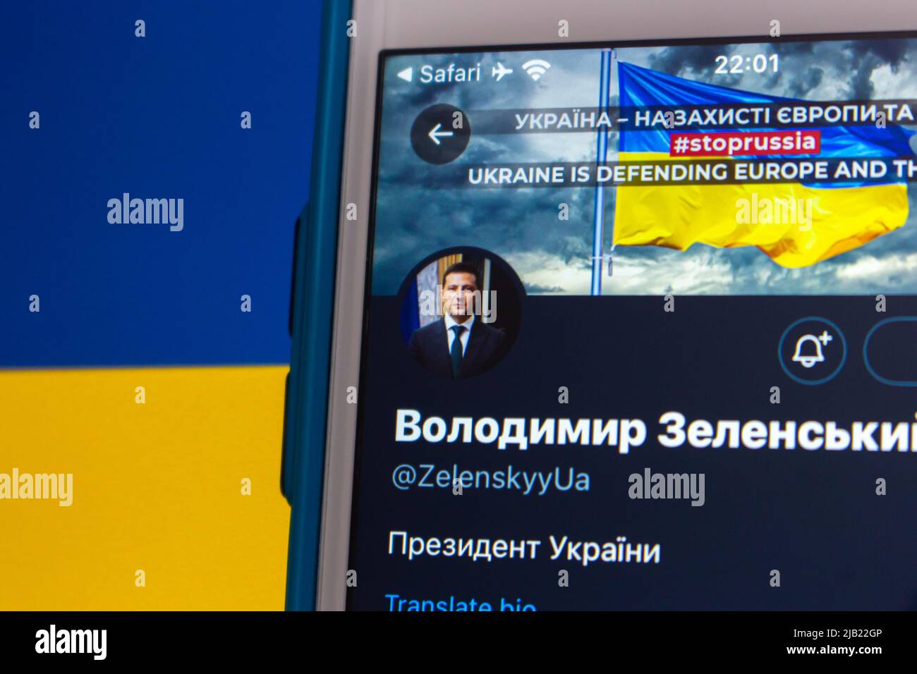 Compte Twitter de Volodymyr Zelenskyy, le sixième et président en exercice de l'Ukraine (ancien acteur et comédien), sur iPhone sur le drapeau de l'Ukraine. Banque D'Images