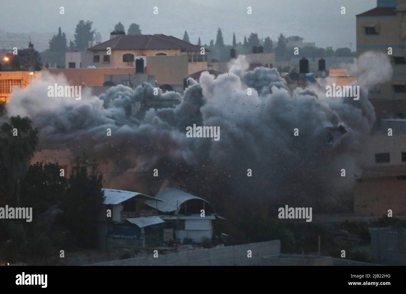 (220602) -- JÉNINE, 2 juin 2022 (Xinhua) -- des fume sont vues après que l'armée israélienne a démoli la maison de Deya'a Hamarsheh avec un bulldozer dans le village de ya'bad dans la ville de Jénine, 2 juin 2022 en Cisjordanie. Un jeune palestinien a été tué et six autres ont été blessés mercredi lors d'affrontements avec les soldats israéliens près de la ville de Djénine, dans le nord de la Cisjordanie, a déclaré les autorités sanitaires palestiniennes. Des témoins oculaires palestiniens ont déclaré que des affrontements ont éclaté lorsqu'une force de l'armée israélienne a pris d'assaut le village avec un bulldozer pour démolir la maison de Deya'a Hamarsheh, un palestinien qui a effectué une fusillade Banque D'Images