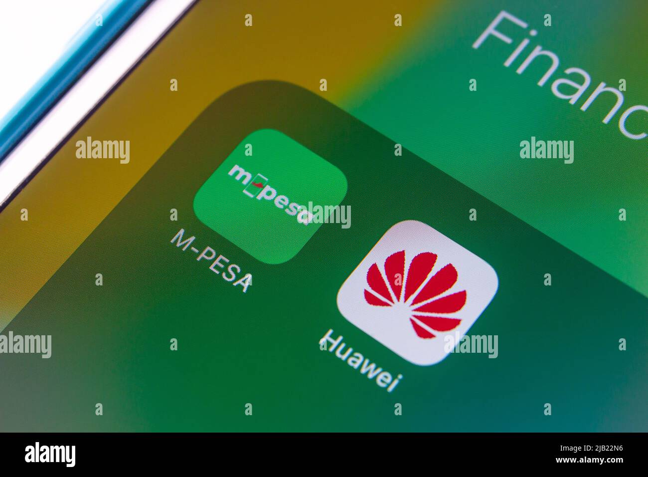Image conceptuelle des icônes Mpesa et Huawei sur un iPhone. M-Pesa est un service de transfert d'argent et de paiement par téléphone portable de Vodafone et Safaricom Banque D'Images