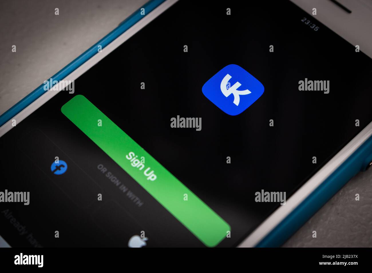 Kumamoto, JAPON - Mar 23 2022 : l'écran d'ouverture de l'application VK (Vkontakte), un SNS russe basé à Saint-Pétersbourg, sur un iPhone d'humeur sombre. Banque D'Images