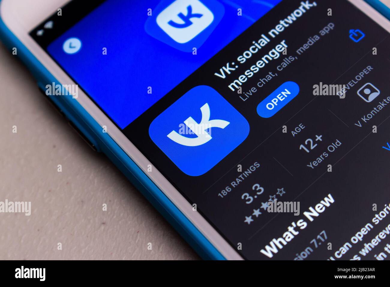 Kumamoto, JAPON - Mar 23 2022 : logo de VK app (Vkontakte), un SNS russe basé à Saint-Pétersbourg, dans l'App Store sur un iPhone Banque D'Images