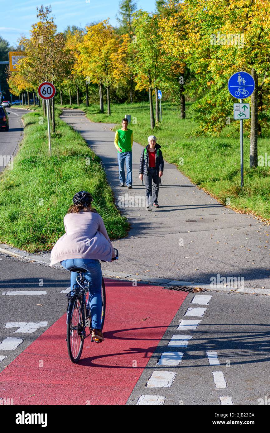 Les cyclistes du passage de la piste cyclable à un total combiné de cyclisme sur route et sentier de piétons Banque D'Images