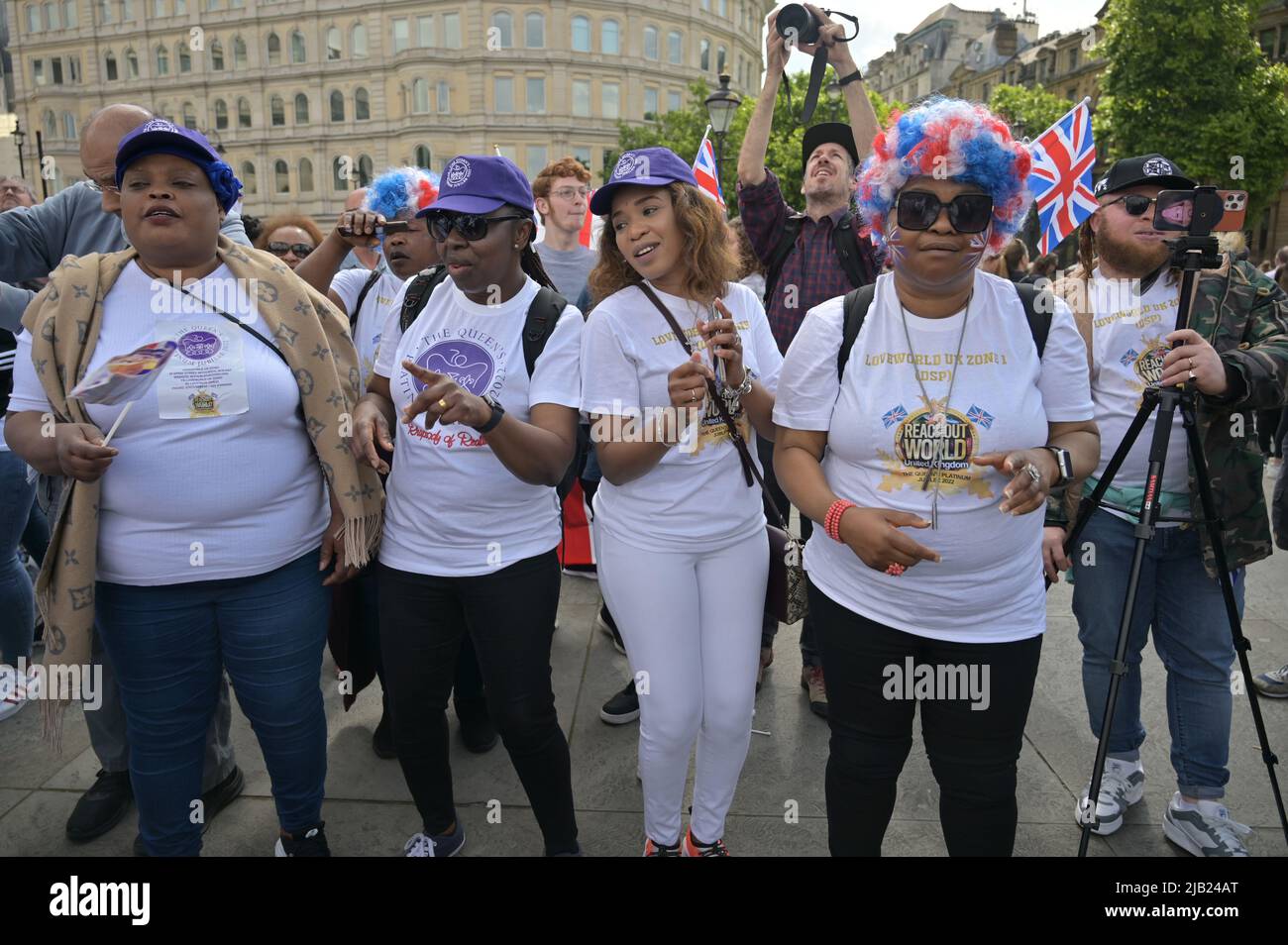 Londres, Royaume-Uni. 2nd juin 2022. Des milliers de personnes assistent au défilé d'anniversaire de la Reine et célèbrent le Jubilé de platine de la Reine, The Mall, Trafalgar Square, Londres, Royaume-Uni. 2nd juin 2022. Crédit : voir Li/Picture Capital/Alamy Live News Banque D'Images