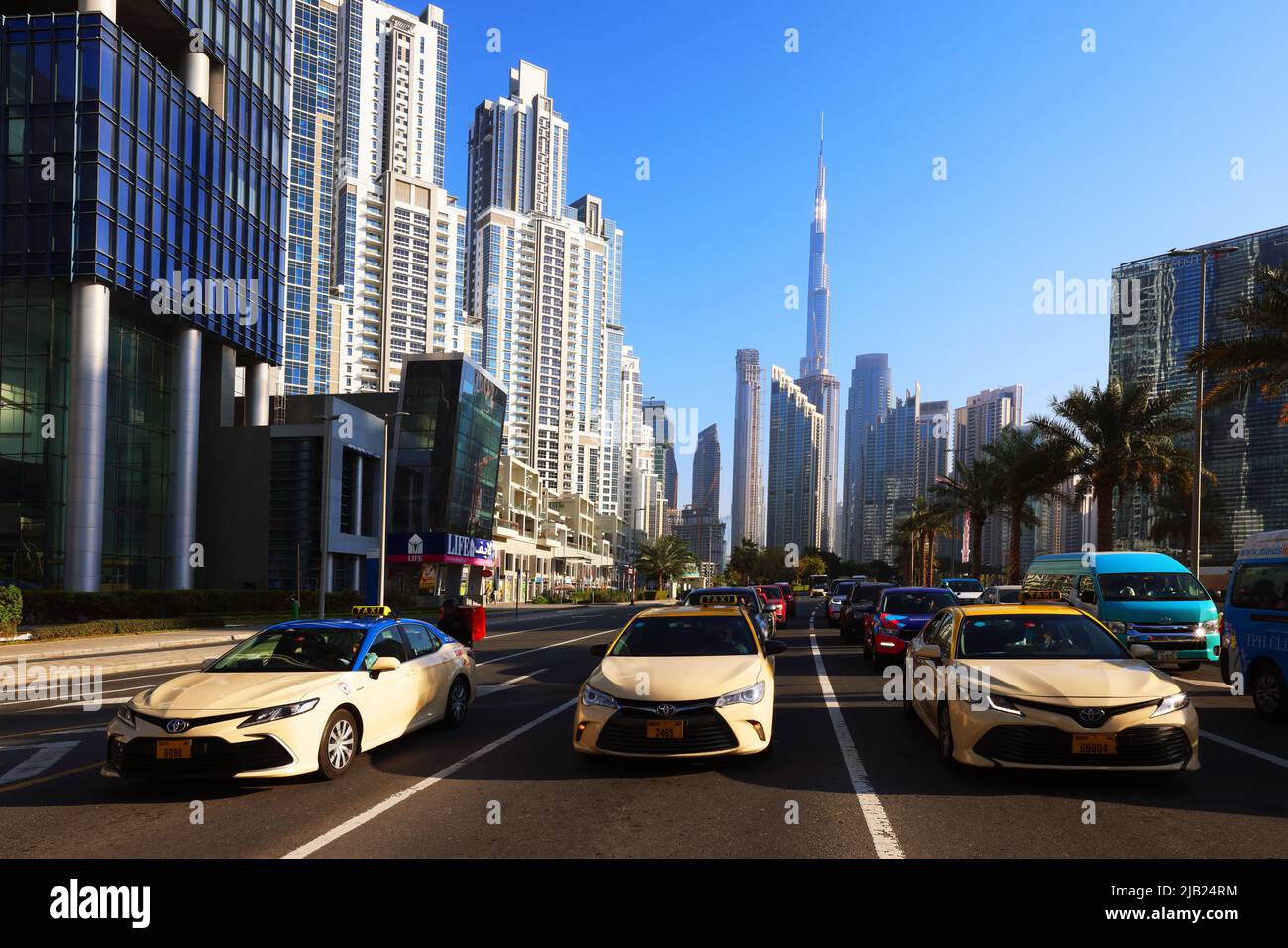 Dubai, Verkehr, Wolkenkratzer, , moderne Architektur, Atemberaubende Aussicht auf die Skyline mit Hochhäuser, Auto, transport in den Straßen à Dubaï Banque D'Images