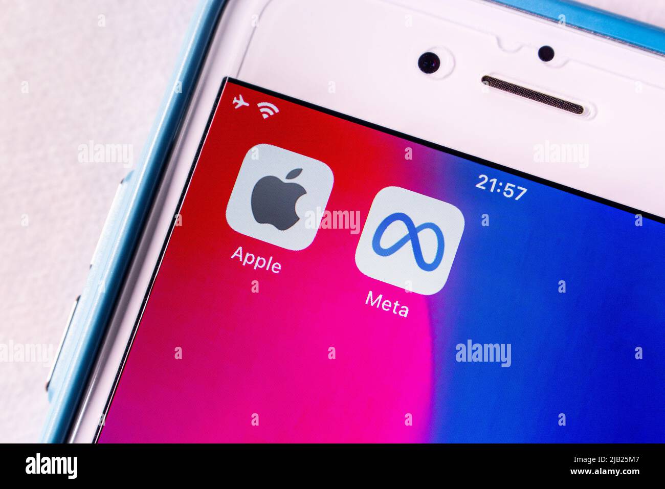 Kumamoto, JAPON - avril 26 2022 : icônes de gros plan d'Apple Inc. Et de Meta Platforms, inc. Sur un écran d'iPhone Banque D'Images