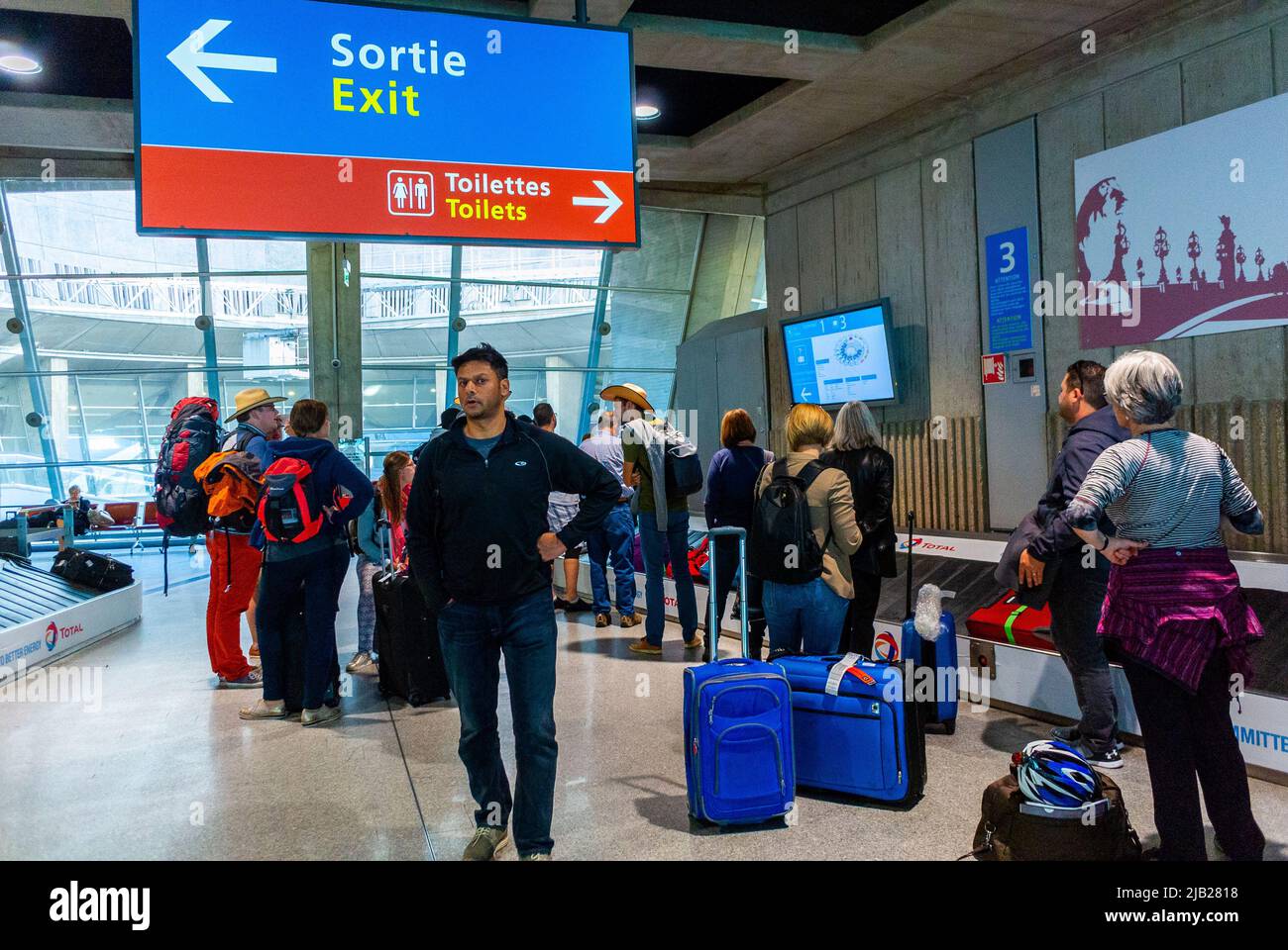 Paris, France, touristes à l'intérieur de l'aéroport Roissy-Charles de  Gaulle, retrait des bagages, couloir de l'aéroport france Photo Stock -  Alamy