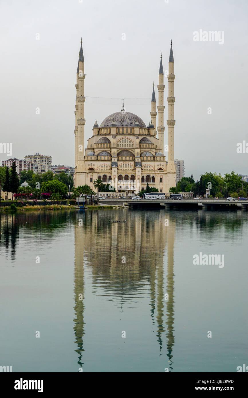 14 mai 2022 Adana Turquie. La mosquée Sabanci et la rivière Seyhan par une journée nuageux Banque D'Images