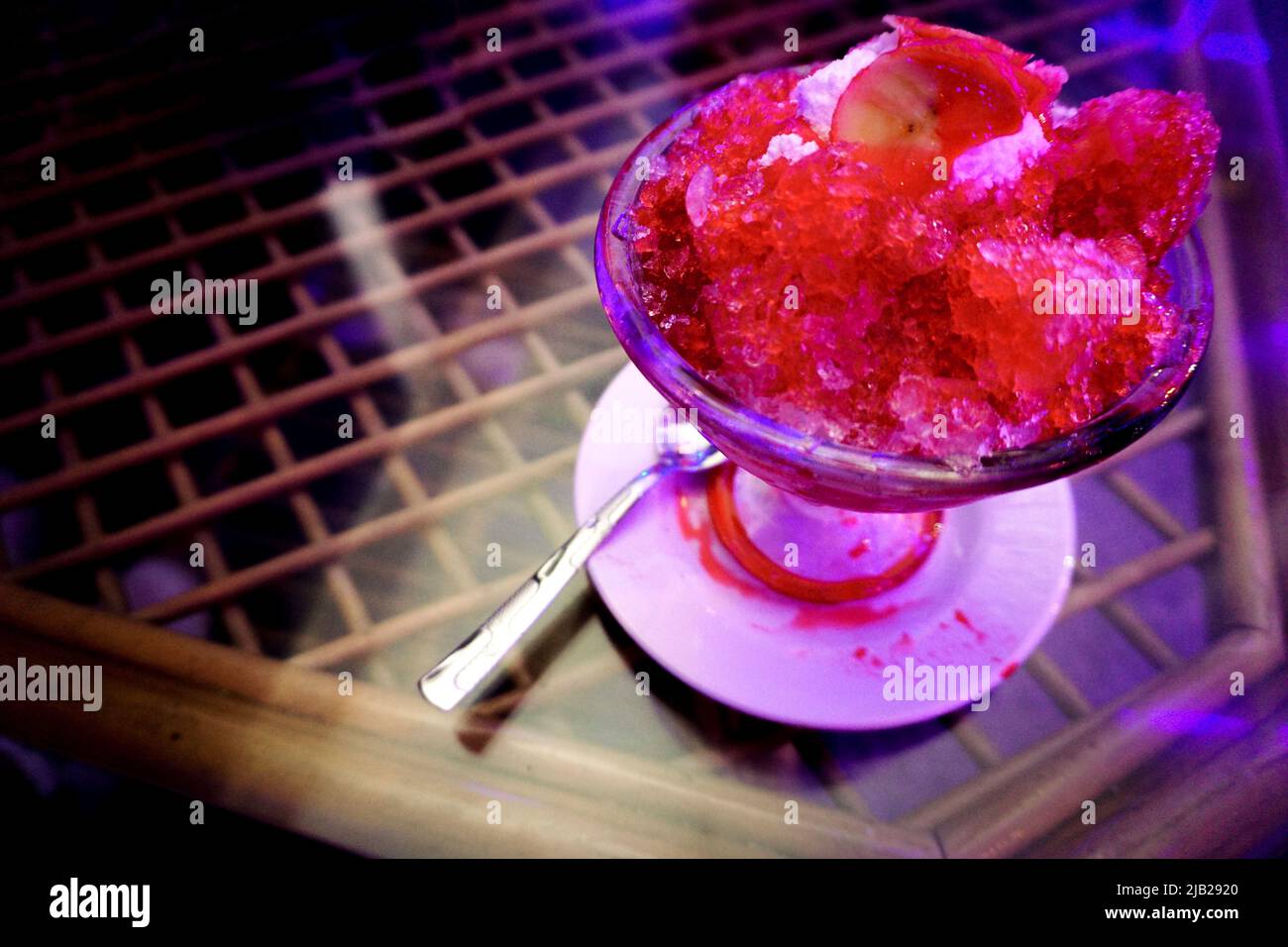 Sébet à l'amidon traditionnel et dessert à la neige bici bici sur une tasse Banque D'Images