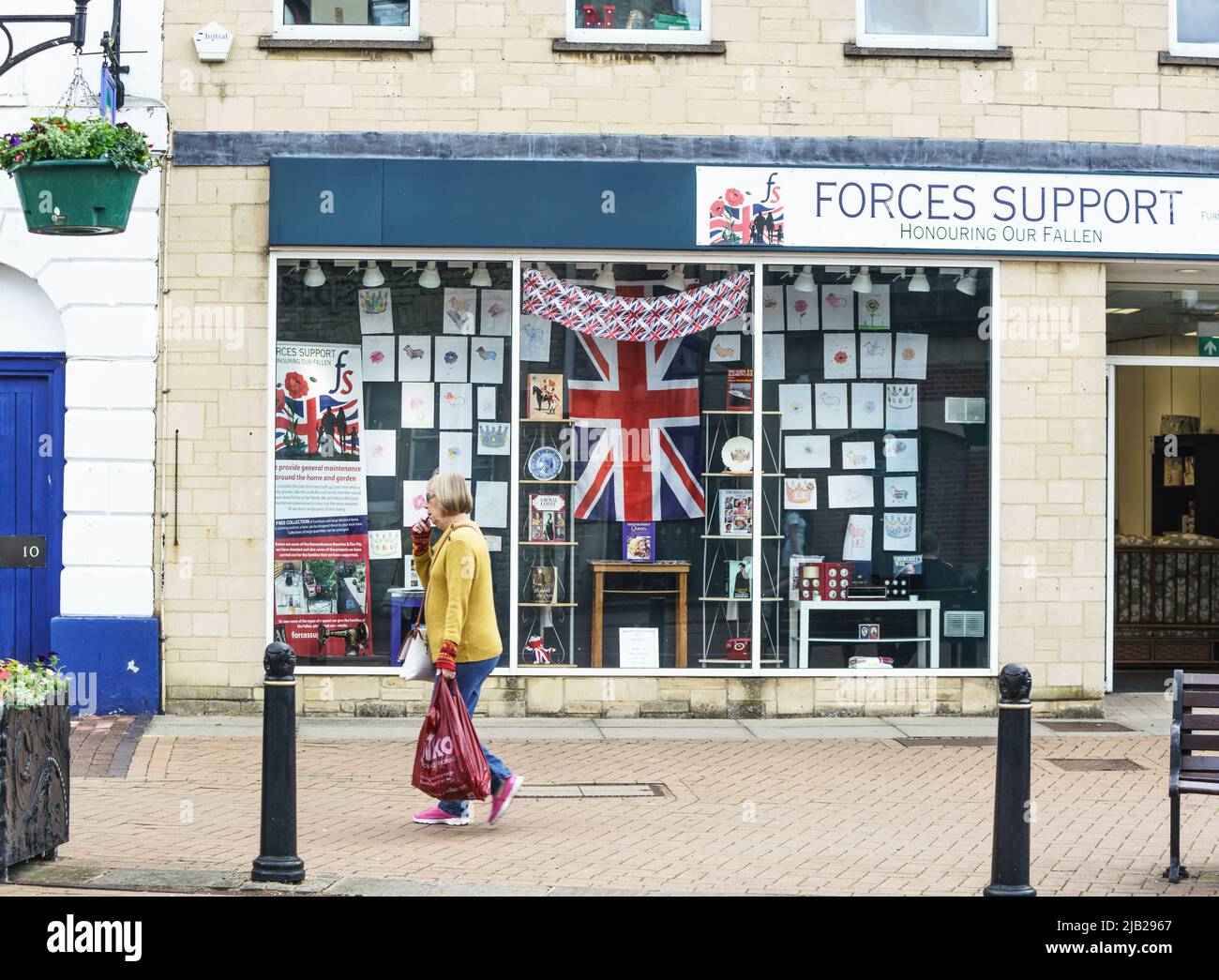 Bicester, Oxfordshire, Royaume-Uni. 2nd juin 2022. Les nations britanniques commencent un week-end de 4 jours pour célébrer le Jubilé de platine de HM the Queen. PHOTO : le centre-ville de Bicester célèbre. Force le soutien. Crédit : Bridget Catterall/Alamy Live News. Banque D'Images