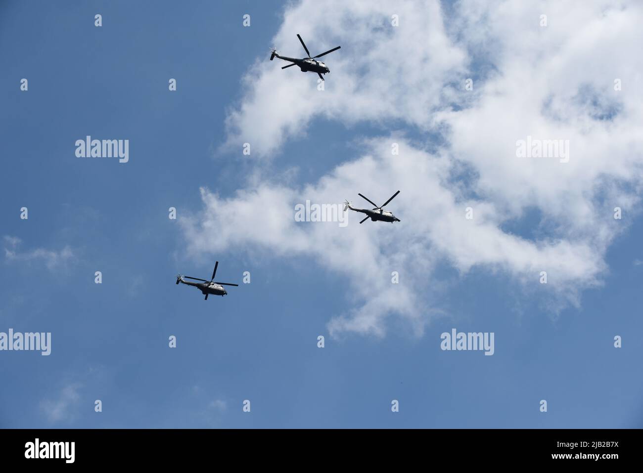 Londres, Angleterre, 2 juin 2022 - des hélicoptères de la Marine royale volent en formation sur la route de la célébration du jubilé de queens survol crédit: Tom Holt/Alay Live News Banque D'Images