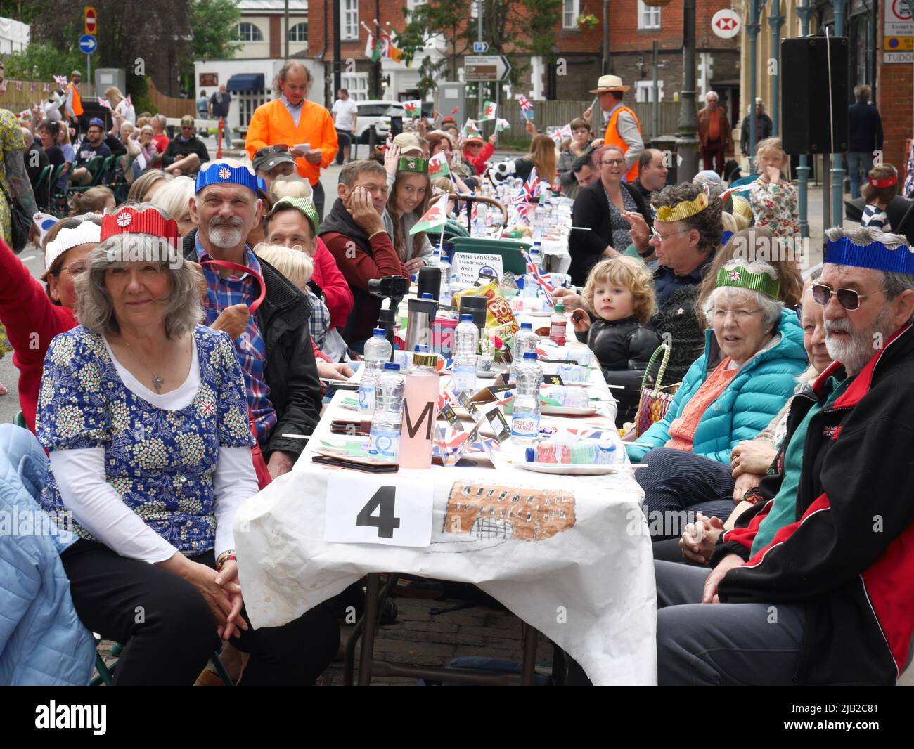 Llandrindod Wells, Powys, pays de Galles, Royaume-Uni, 2 juin 2022. Environ 500 personnes dans la rue Middleton, Llandrindod Wells pour une fête de rue Jubilé platine organisée par une organisation appelée alimenté par Cake. Crédit : Andrew Compton/Alay Live News Banque D'Images