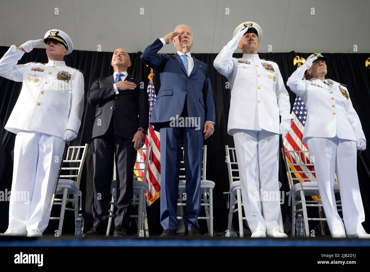 Le président des États-Unis Joe Biden participe à une cérémonie de passation de commandement au siège de la Garde côtière américaine à Washington, DC, mercredi, 1 juin 2022. (De gauche à droite) l'amiral Steven Poulin, vice-commandant, la Garde côtière américaine, le secrétaire américain à la sécurité intérieure Alejandro Mayorkas, le président Biden, l'amiral Karl L. Schultz, commandant sortant, la Garde côtière américaine et l'amiral Linda Fagan, commandant entrant. Crédit : Bonnie Cash/Pool via CNP/MediaPunch Banque D'Images