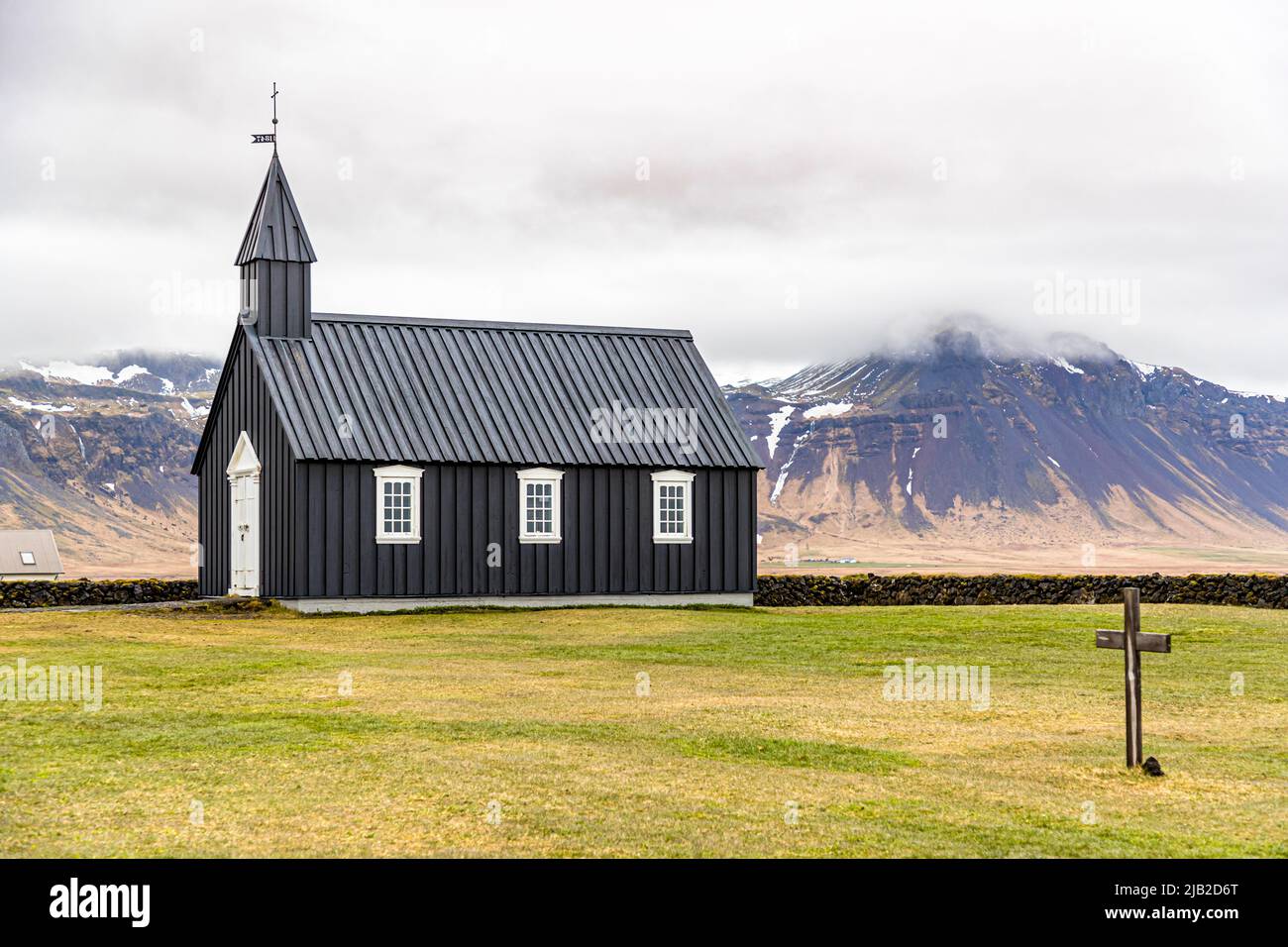 La minuscule église en bois Búðakirkja (Islande) date du 19th siècle dans une zone naturelle pittoresque avec un champ de lave. L'église a été préservée malgré le décret du clergé de Steinunn Sveinsdottir, qui a trouvé son dernier lieu de repos dans le cimetière Banque D'Images