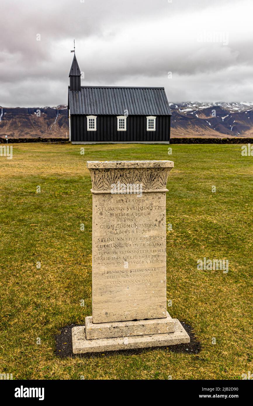 La minuscule église en bois Búðakirkja (Islande) date du 19th siècle dans une zone naturelle pittoresque avec un champ de lave. L'église a été préservée malgré le décret du clergé de Steinunn Sveinsdottir, qui a trouvé son dernier lieu de repos dans le cimetière Banque D'Images