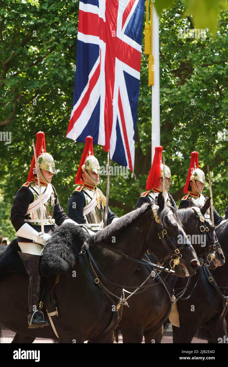 LONDRES - 2 JUIN : la cavalerie de la maison dans le centre commercial, lors de la cérémonie de Trooping the Color sur 2 juin 2022, dans le centre de Londres. Photo de David Levenson crédit: David Levenson/Alay Live News Banque D'Images