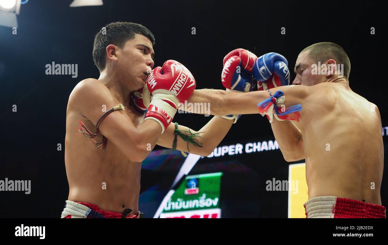 Bangkok Thaïlande 11 novembre 2018. Des joueurs thaïlandais et étrangers non identifiés de kick-boxing en compétition combattent Muay Thai Super champ à Muay Thai Street Ba Banque D'Images