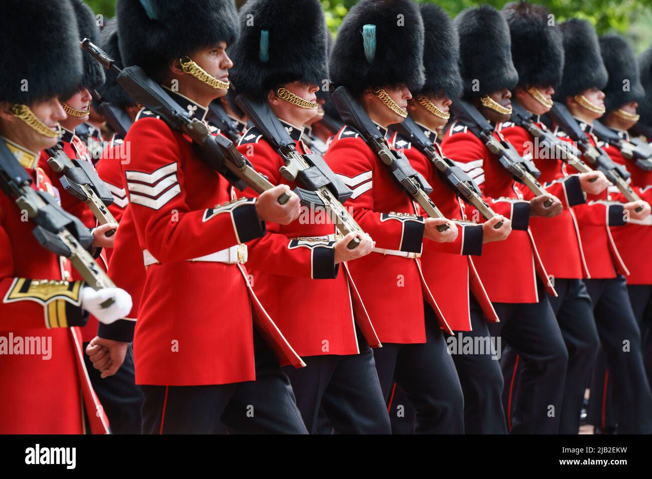 LONDRES - 2 JUIN : défilé du bataillon 1st, Irish Guards Down the Mall, à la cérémonie de Trooping the Color sur 2 juin 2022, dans le centre de Londres. Photo de David Levenson crédit: David Levenson/Alay Live News Banque D'Images