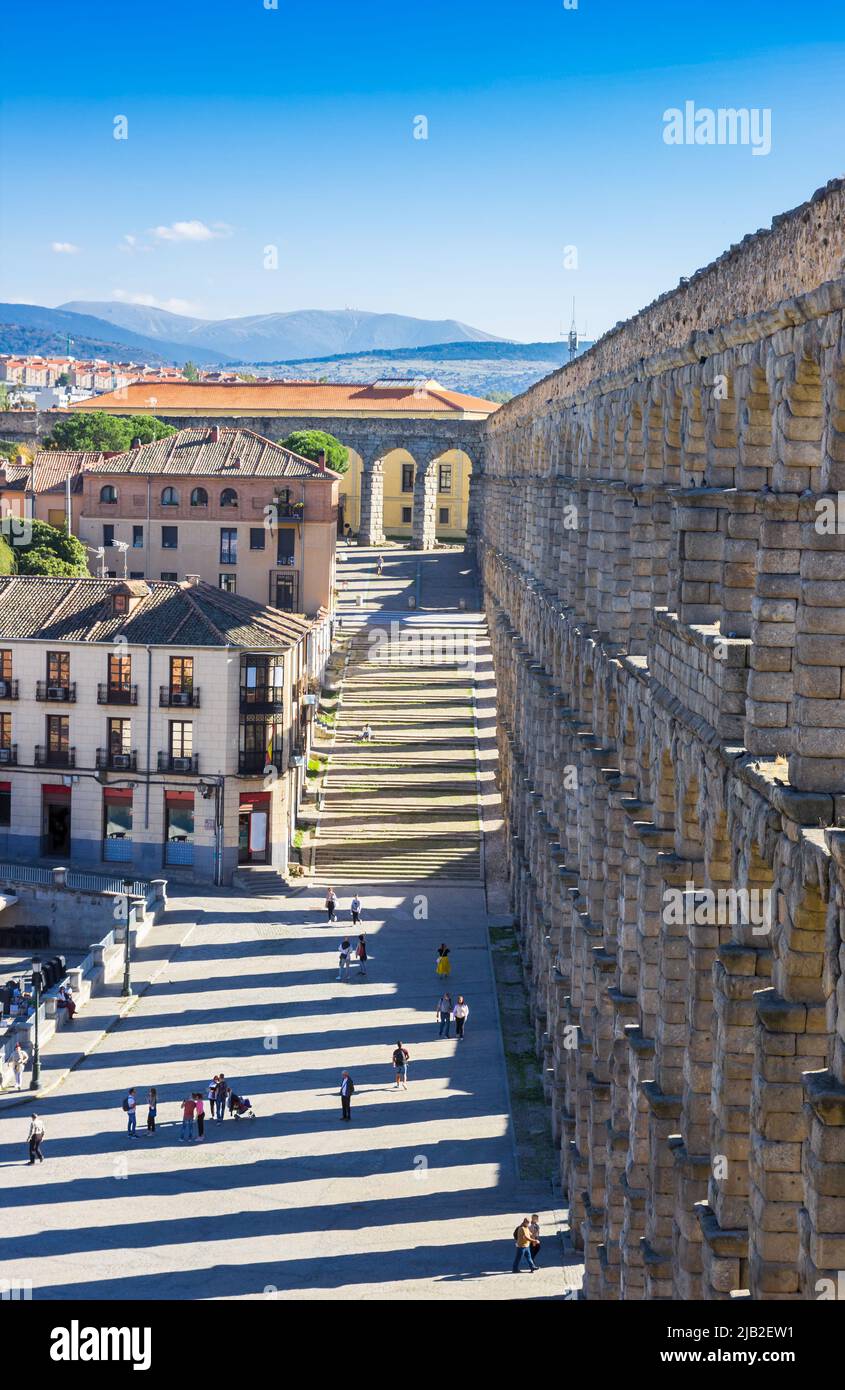 Aqueduc romain et place du marché dans la ville historique de Segovia, Espagne Banque D'Images