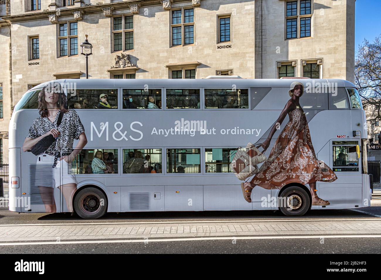 London bus route 11 à Broad Sanctuary, Westminster dans Marks and Spenser publicité wrap , Londres , Royaume-Uni Banque D'Images