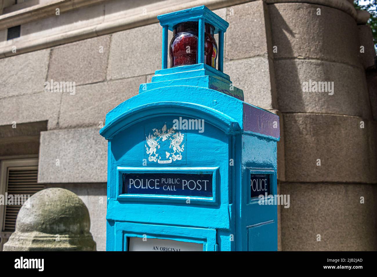 Une boîte téléphonique d'appel public de la police historique désutilisée près de Postman's Park sur Aldersgate St dans la ville de Londres, EC1 Banque D'Images