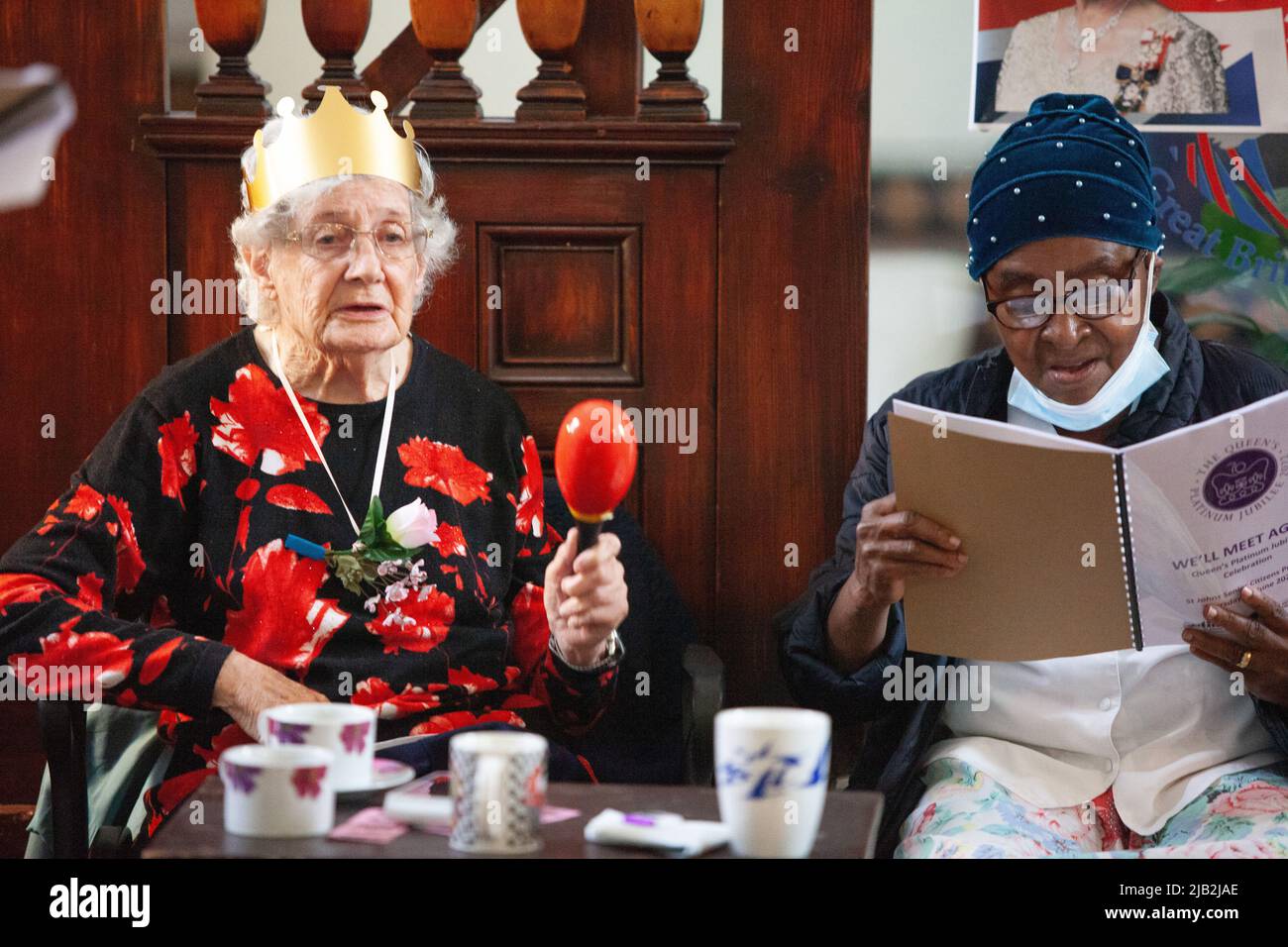 Londres, Royaume-Uni, 2 juin 2022 : avec l'aide du Fonds du jubilé « let's Create » du Arts Council England, le projet de développement de la comminité de St John's a organisé un long Jubilé de platine avec un tirage au sort et un déjeuner pour les personnes âgées de la région. Juin Stillman, 89 ans, s'est joint au chant et à la danse. Anna Watson/Alay Live News Banque D'Images