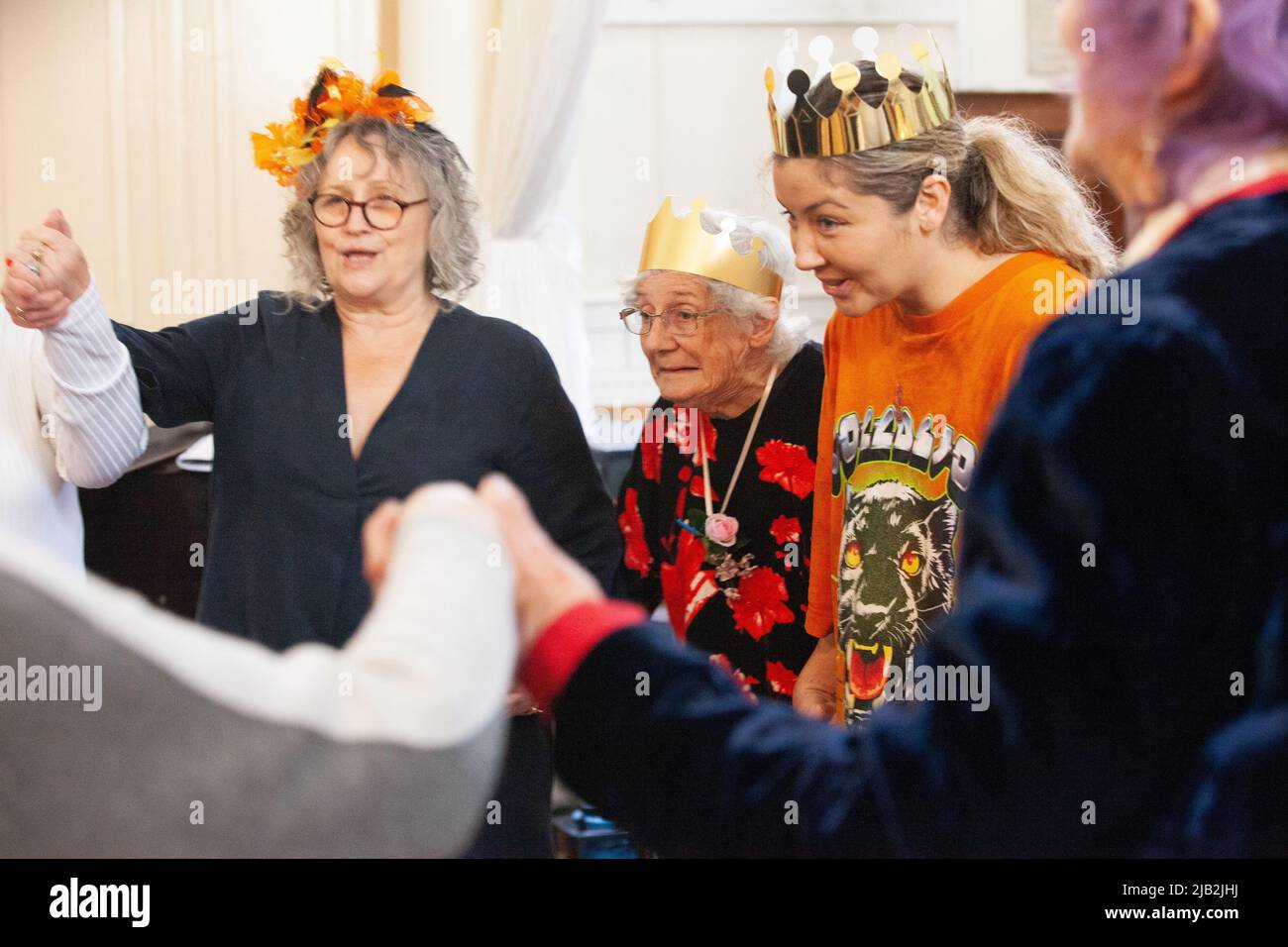 Londres, Royaume-Uni, 2 juin 2022 : avec l'aide du Fonds du jubilé « let's Create » du Arts Council England, le projet de développement de la comminité de St John's a organisé un long Jubilé de platine avec un tirage au sort et un déjeuner pour les personnes âgées de la région. Juin Stillman, 89 ans, s'est joint au chant et à la danse. Anna Watson/Alay Live News Banque D'Images
