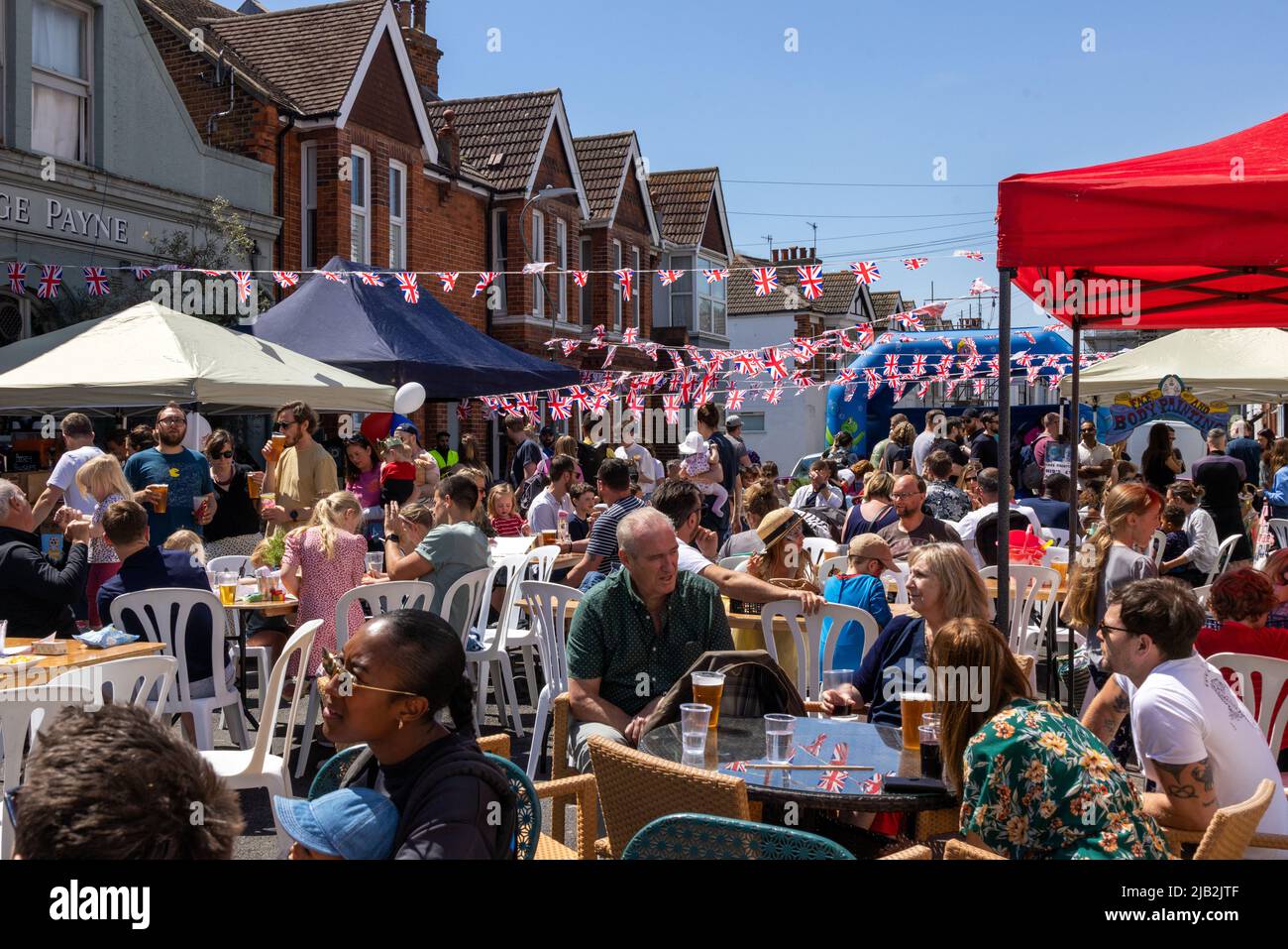 Payne Avenue, Hove, East Sussex, Royaume-Uni. Fête de rue célébrant le Jubilé de platine de la reine Elizabeth II organisé par le pub George Payne 2nd juin 2022. David Smith/Alamy News Banque D'Images