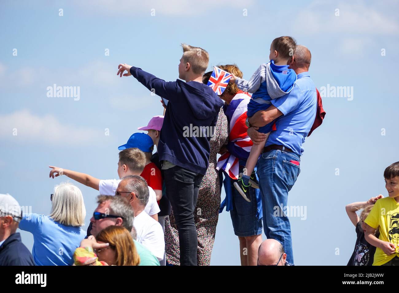 Rainham, Essex, Royaume-Uni. 2nd juin 2022. Les gens d'Ingrebourne Hill regardant le Flapast de la RAF Jubilé de platine. Credit: Marcin Rogozinski/Alay Live News Banque D'Images