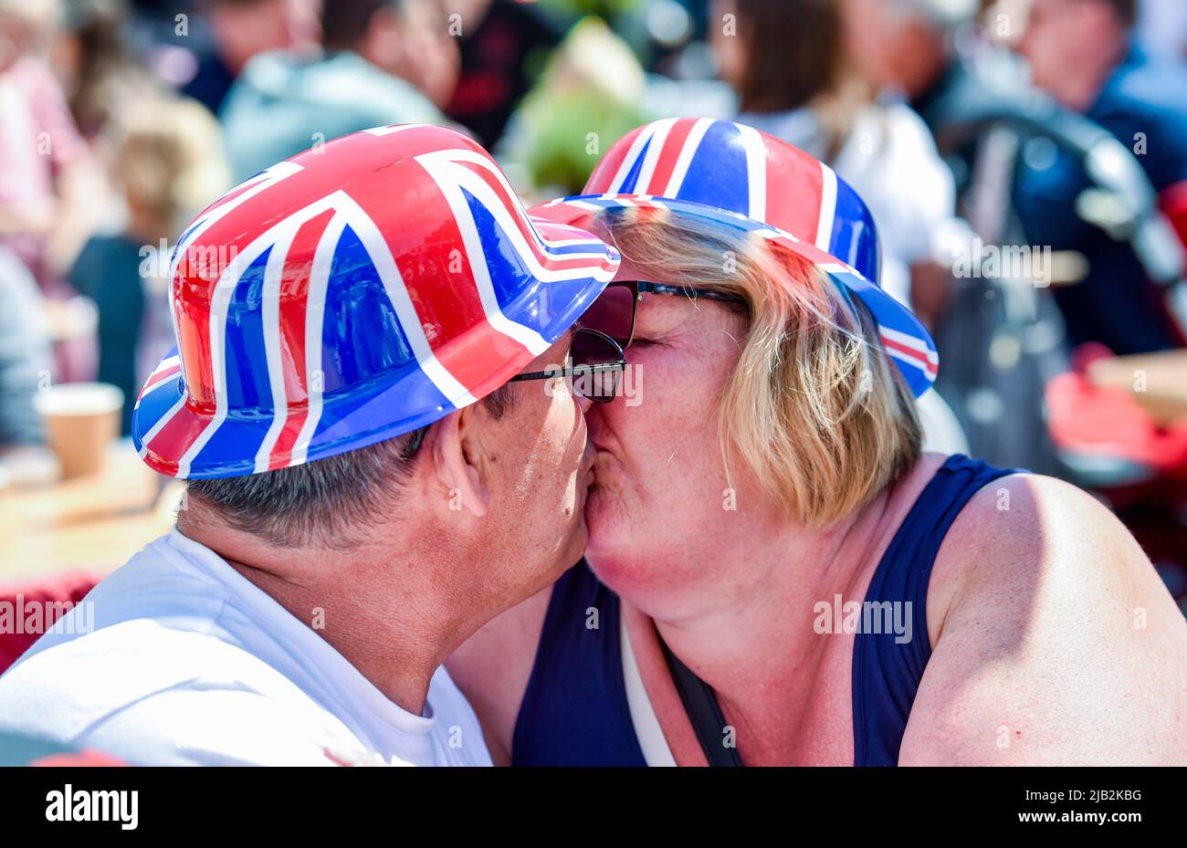 Hove , Brighton UK 2nd juin 2022 - les résidents de Payne Avenue à Hove célèbrent le Jubilé de platine de la Reine avec une fête de rue comme les célébrations ont lieu dans tout le pays au cours des prochains jours : crédit Simon Dack / Alay Live News Banque D'Images