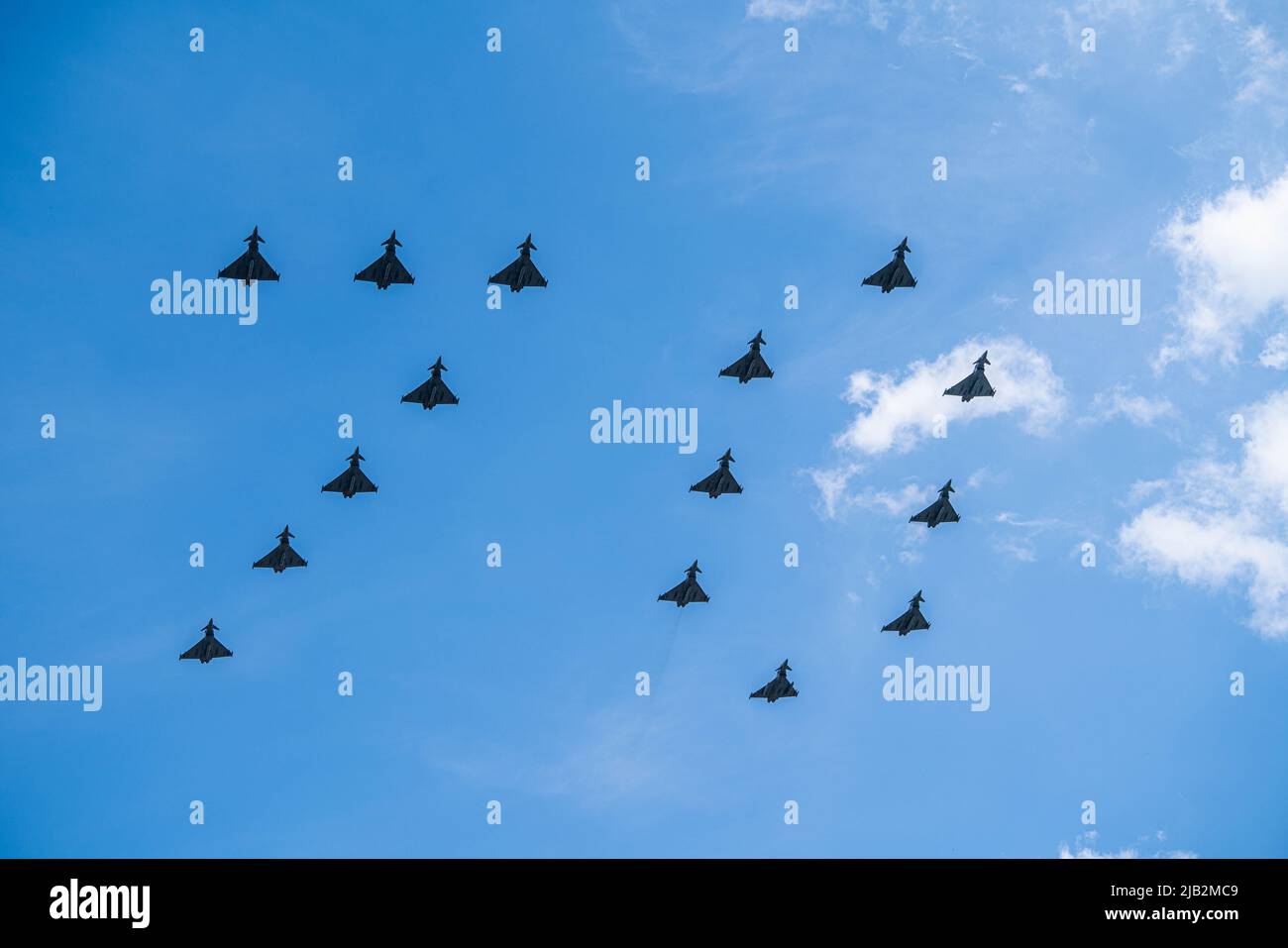 Londres, Royaume-Uni, 2 juin 2022. L'avion Typhoon affiche le numéro 70 pour marquer soixante-dix ans de règne de la reine Elizabeth. 70 avions de la Royal Navy Apache hélicoptères, les typhons et les flèches rouges se produire dans un flipper après la cérémonie de Trooping la couleur le premier jour des célébrations du Jubilé de platine pour marquer la reine Elizabeth II 70 ans comme souverain crédit. amer ghazzal/Alamy Live News Banque D'Images