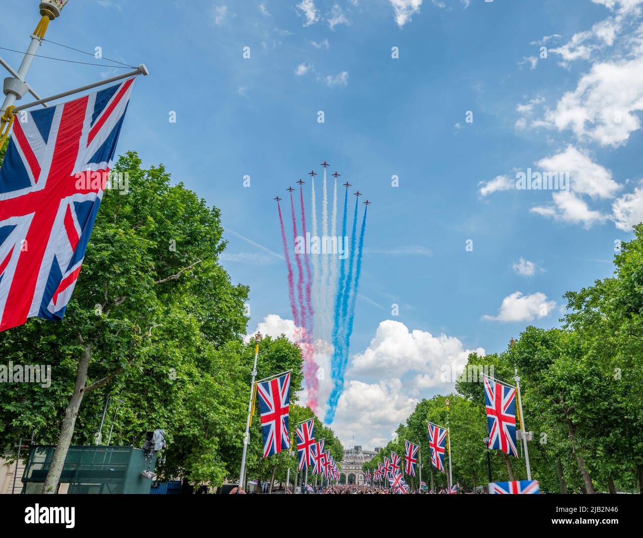 The Mall, Londres, Royaume-Uni. 2 juin 2022. Trooping The Color 2022, la parade d’anniversaire de la Reine, a lieu en semaine et ouvre les célébrations du Jubilé de platine. Après l'événement de la parade des gardes à cheval, des foules de spectateurs affluent vers le Mall pour assister à un grand défilé de la RAF qui culmine avec les flèches rouges. Crédit : Malcolm Park/Alay Live News Banque D'Images