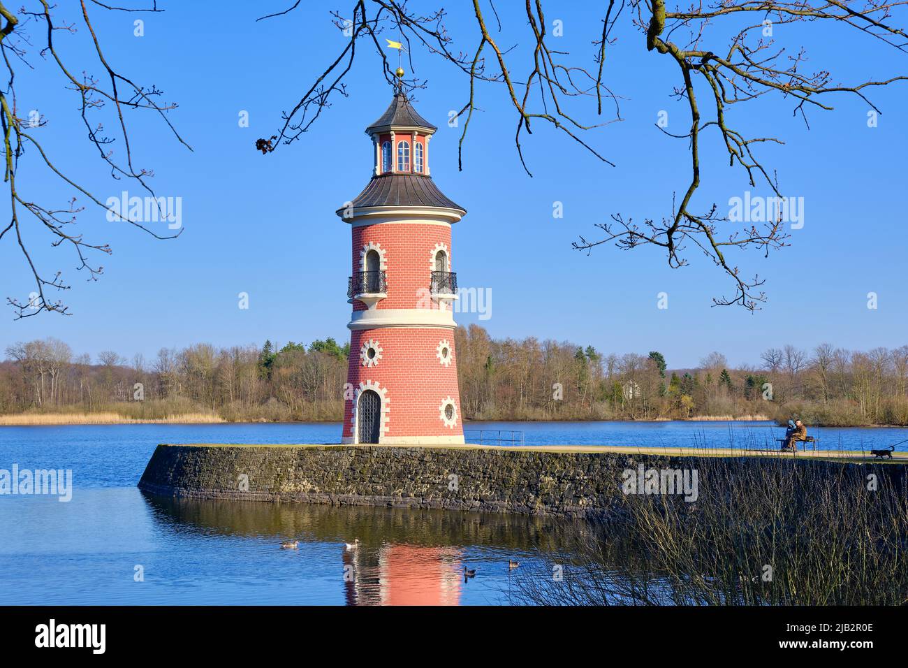 Moritzburg près de Dresde, Saxe, Allemagne, 1 mars 2022: Le phare de Moritzburg au Grand bassin de Moritzburg a été érigé au 18th siècle. Banque D'Images