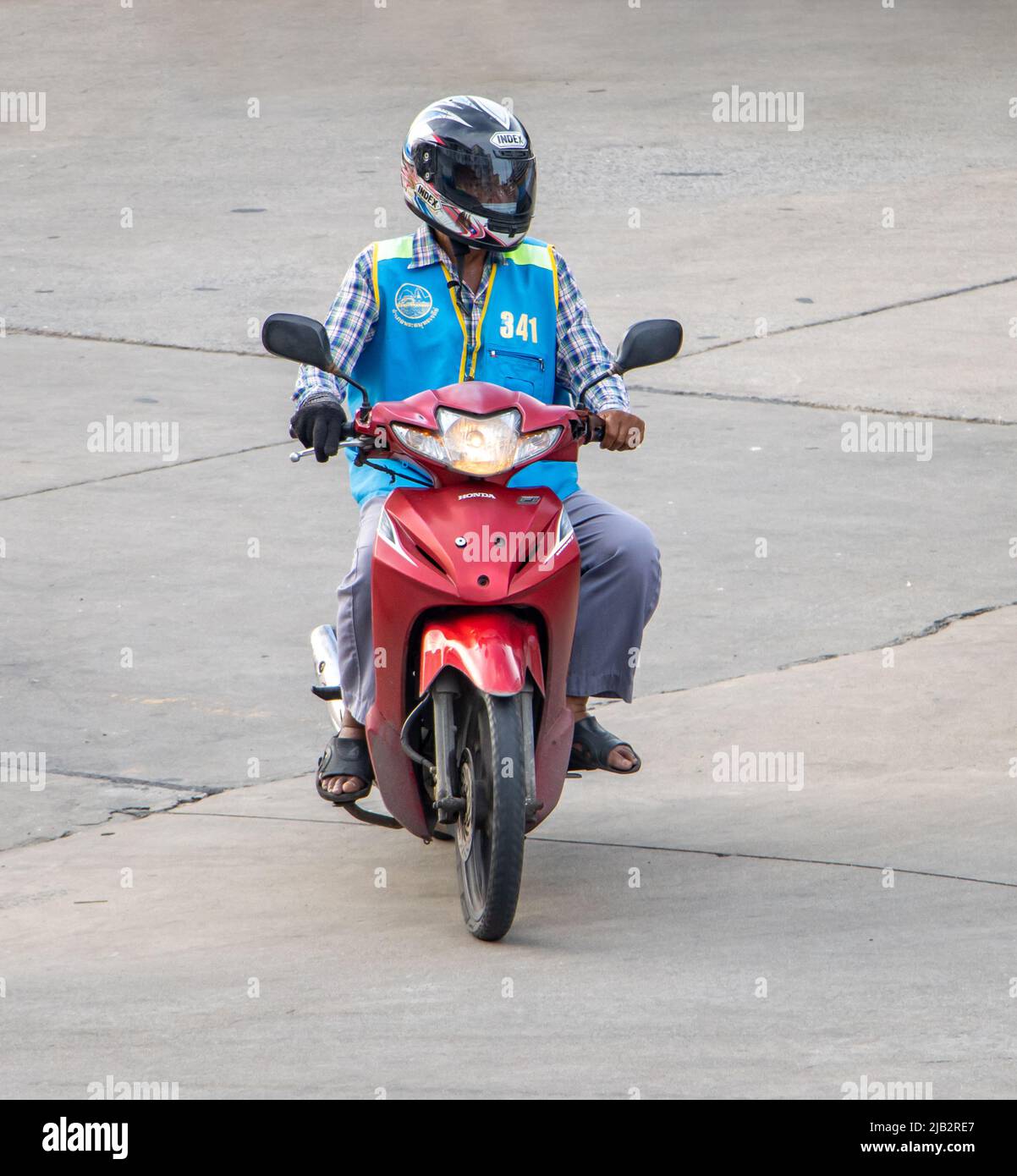 SAMUT PRAKAN, THAÏLANDE, MAI 06 2022, le chauffeur de mototaxi dans un bleu gilet tour dans la rue Banque D'Images