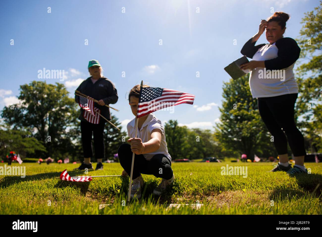 BLOOMINGTON, INDIANA 28 MAI Emma Sturgis, âgée de 7 ans, place un