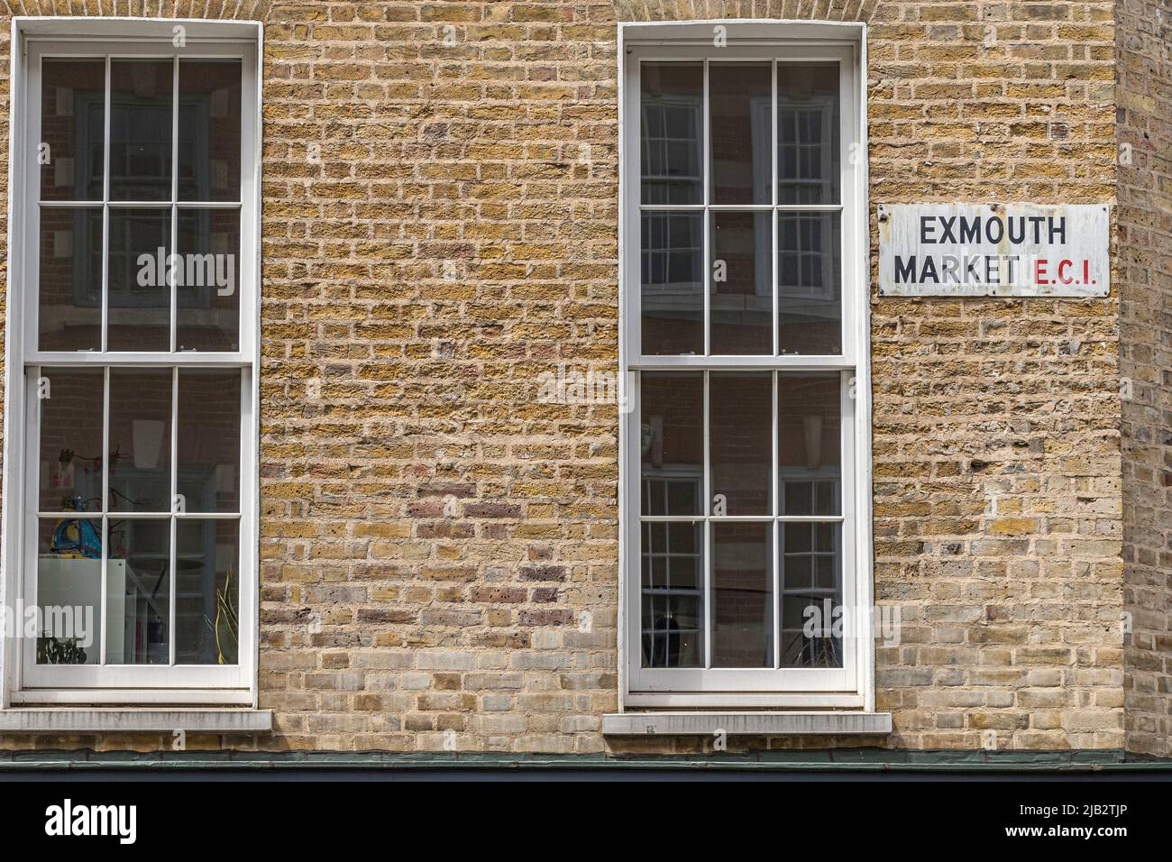 Enseigne de rue Exmouth Market sur une maison en brique avec de grandes fenêtres à guillotine, marché Exmouth, Clerkenwell, Londres EC1 Banque D'Images