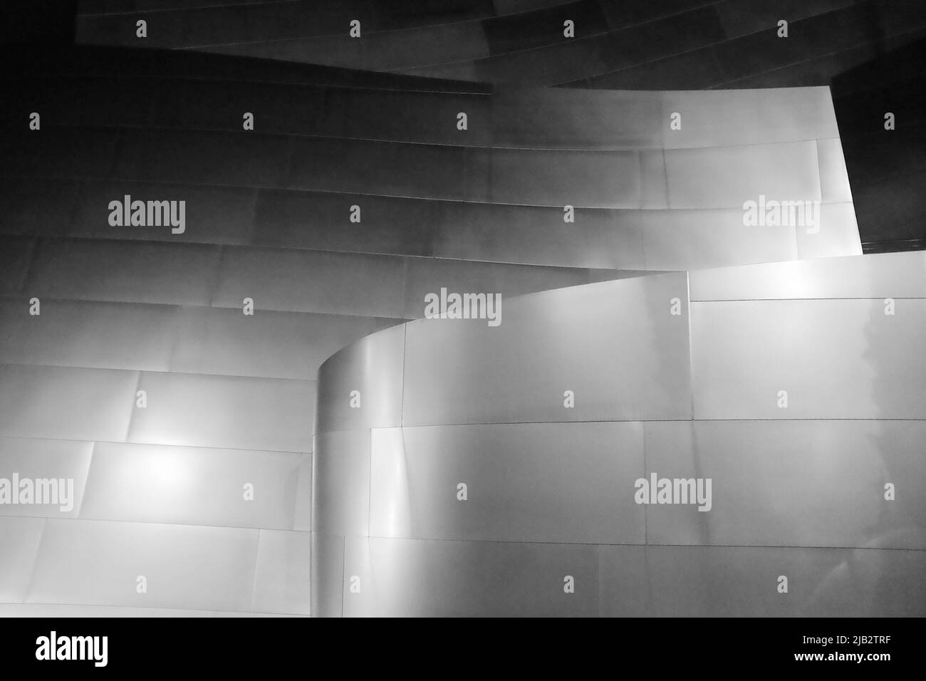 La salle de concert Walt Disney la nuit en noir et blanc Banque D'Images