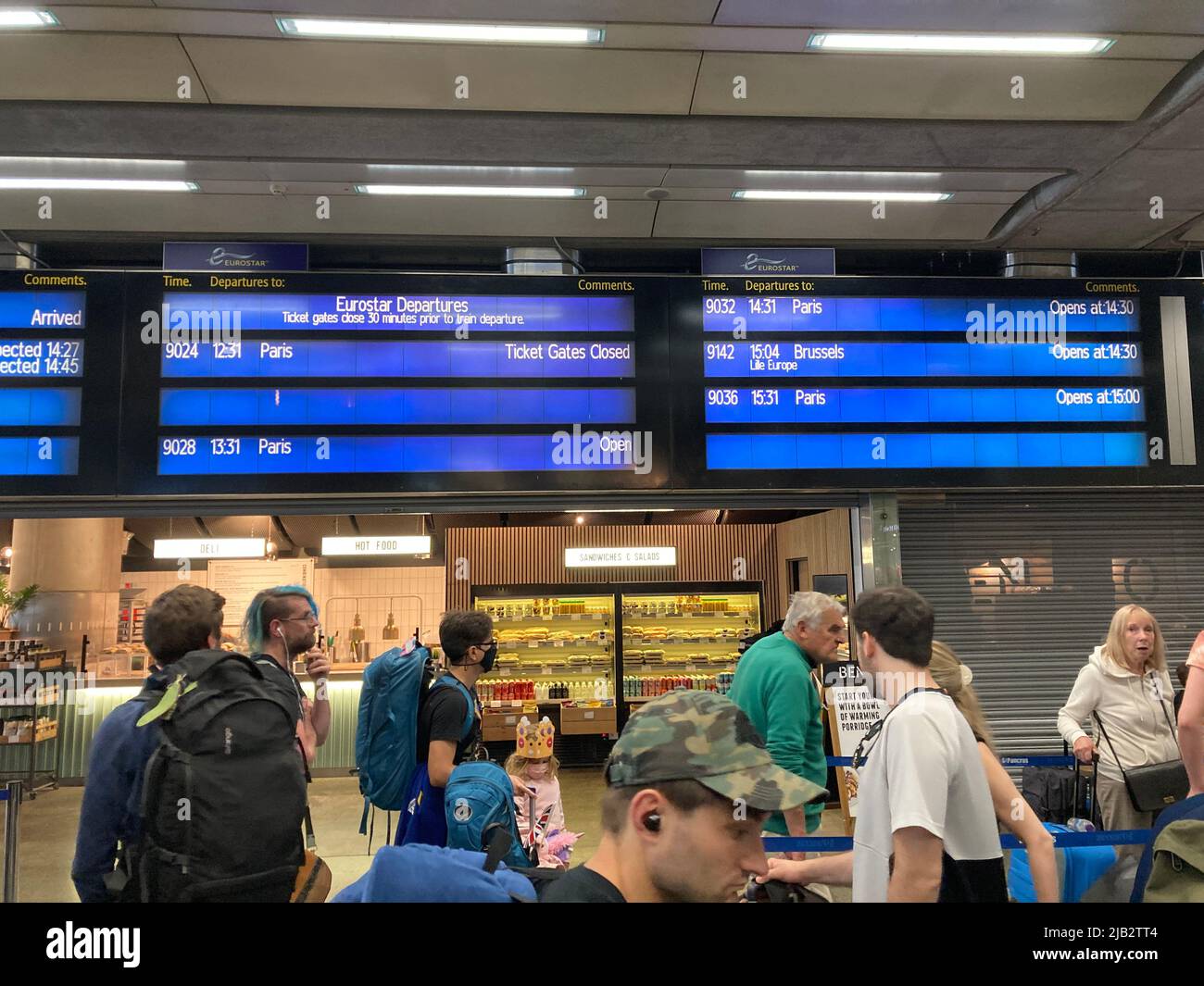 Voyagez dans le chaos pour les passagers voyageant sur le train Eurostar depuis la gare St Pancras de Londres tandis que des files d'attente de voyageurs se forment à l'intérieur et à l'extérieur de la gare. Les passagers ont dû faire face à des retards de deux à quatre heures et à des perturbations dans les plans de vacances. Banque D'Images