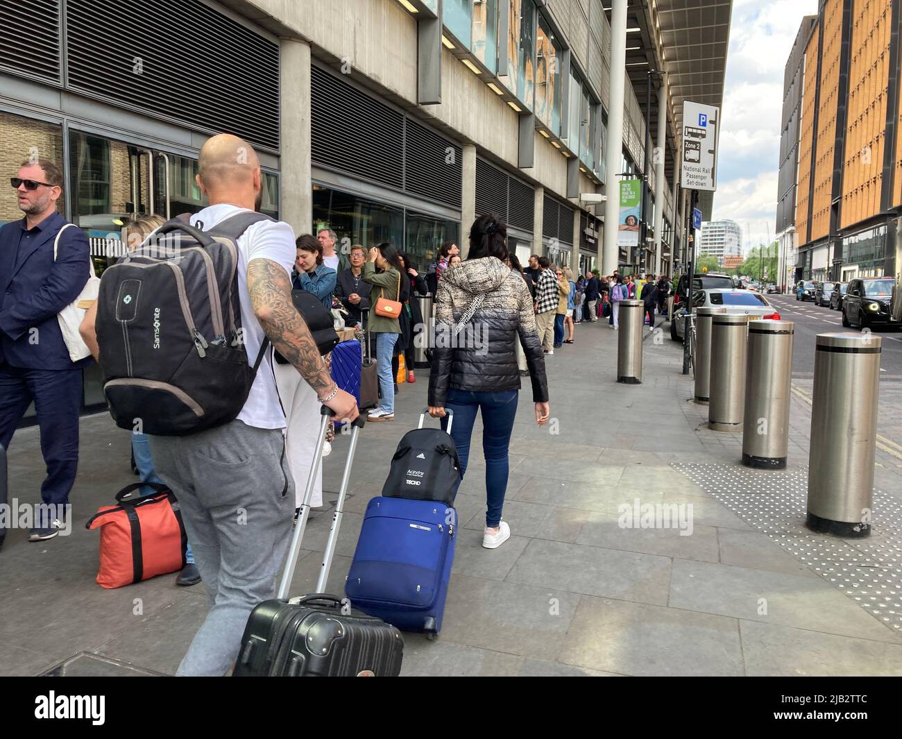 Voyagez dans le chaos pour les passagers voyageant sur le train Eurostar depuis la gare St Pancras de Londres tandis que des files d'attente de voyageurs se forment à l'intérieur et à l'extérieur de la gare. Les passagers ont dû faire face à des retards de deux à quatre heures et à des perturbations dans les plans de vacances. Banque D'Images