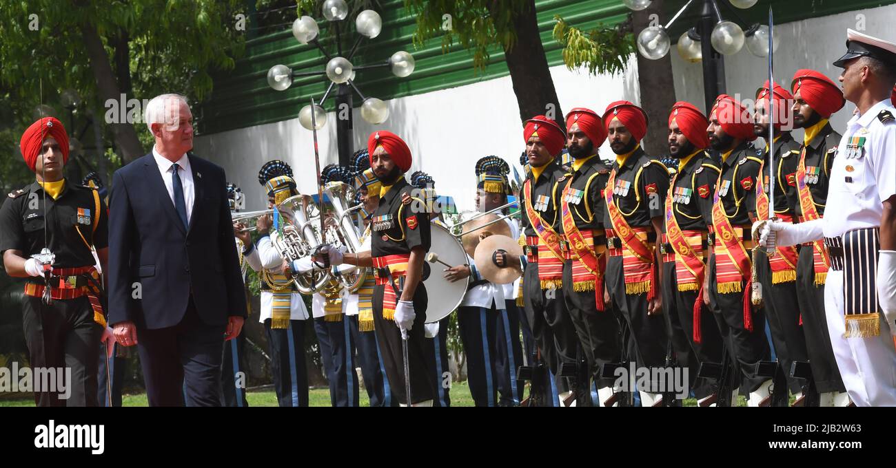Le ministre israélien de la défense, Benny Gantz, inspecte la Garde d'honneur tri-service lors d'une cérémonie officielle d'accueil à Vigyan Bhaavan à New Delhi, en Inde, jeudi, 2 juin 2022. (Photo de Ravi Batra/Sipa USA) Banque D'Images