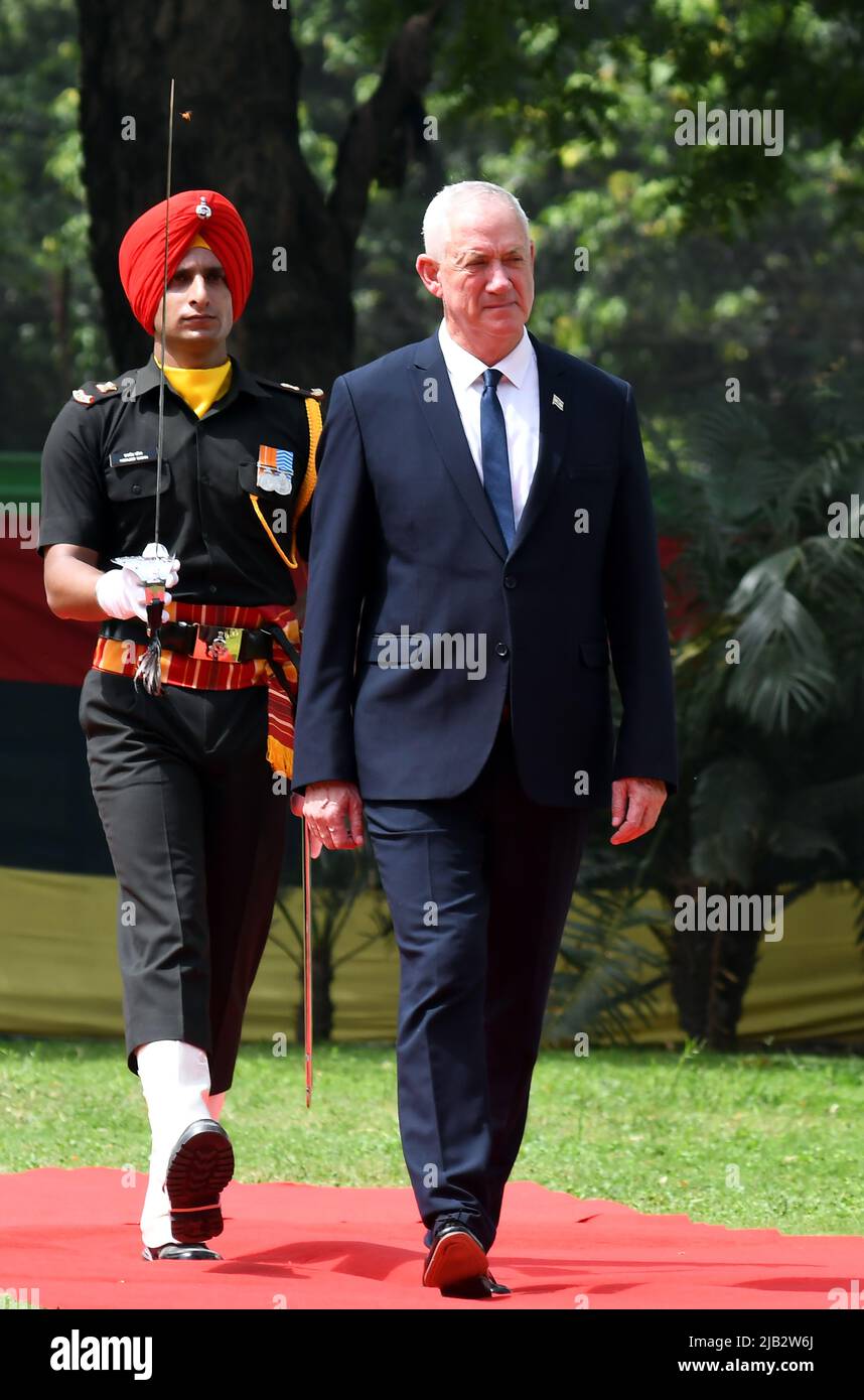 Le ministre israélien de la défense, Benny Gantz, inspecte la Garde d'honneur tri-service lors d'une cérémonie officielle d'accueil à Vigyan Bhaavan à New Delhi, en Inde, jeudi, 2 juin 2022. (Photo de Ravi Batra/Sipa USA) Banque D'Images