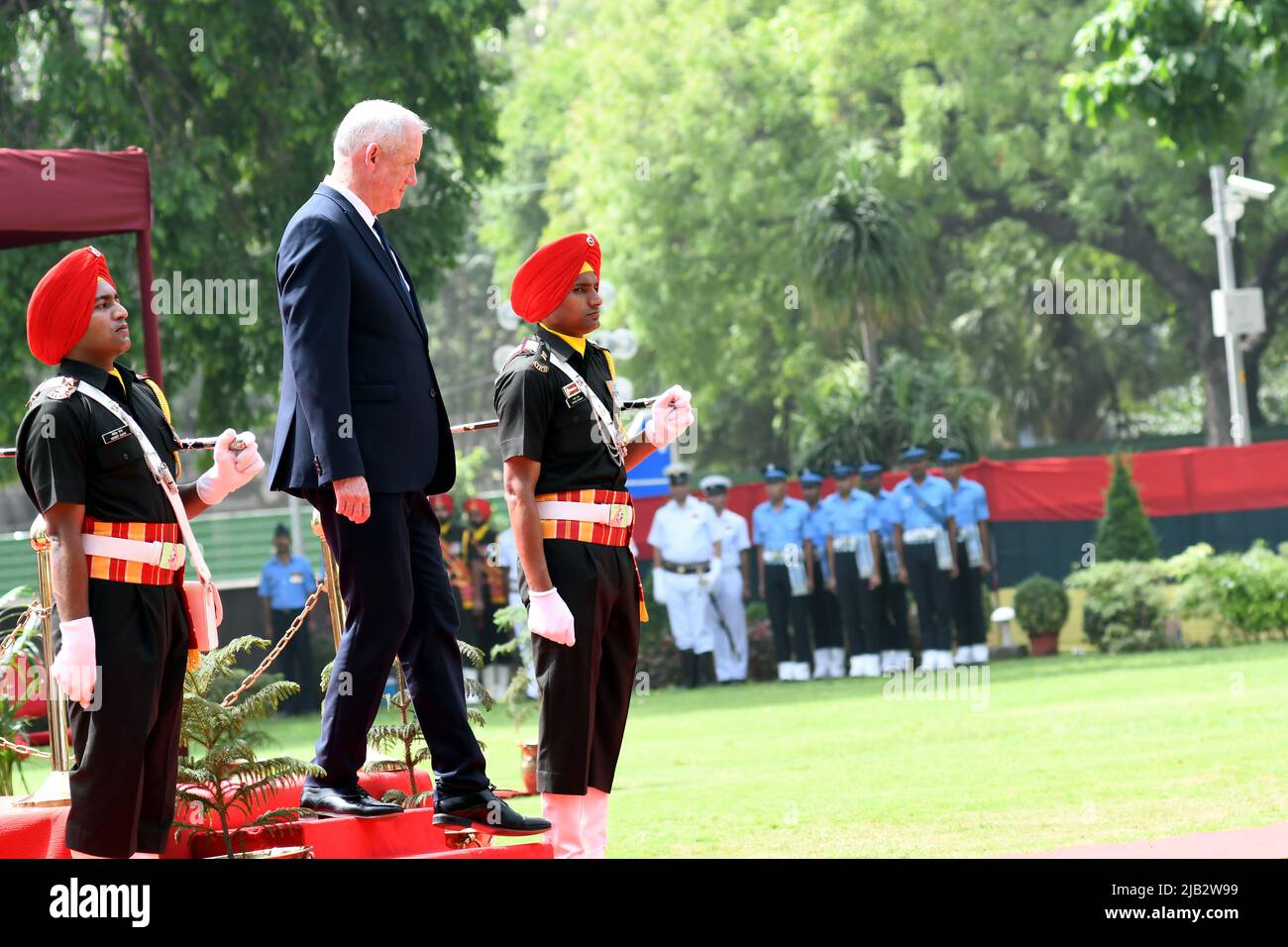 Le ministre israélien de la défense, Benny Gantz, inspecte la Garde d'honneur tri-service lors d'une cérémonie officielle d'accueil à Vigyan Bhaavan à New Delhi, en Inde, jeudi, 2 juin 2022. (Photo de Ravi Batra/Sipa USA) Banque D'Images
