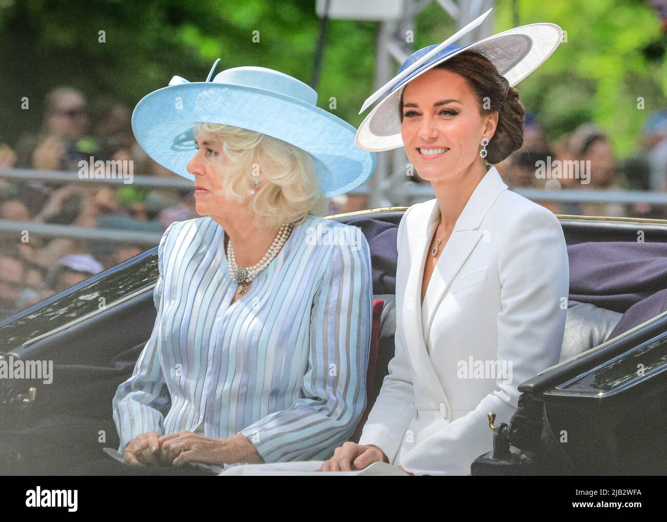 Londres, Royaume-Uni, 02nd juin 2022. Camilla, la duchesse de Cornouailles, Catherine, la duchesse de Cambridge et Catherine et les enfants de William Charlotte, Louis et George, l'aîné. Plus de 1 400 soldats en parachute, 200 chevaux et 400 musiciens de 10 groupes dans la parade traditionnelle marquent l'anniversaire officiel de la Reine le week-end qui, cette année, voit également son Jubilé de platine. La parade se déplace le long du centre commercial jusqu'à la parade de la garde à cheval, rejointe par des membres de la famille royale à cheval et en voiture et se termine par le survol traditionnel de la RAF, observé par la famille royale depuis le palais de Buckingham bal Banque D'Images