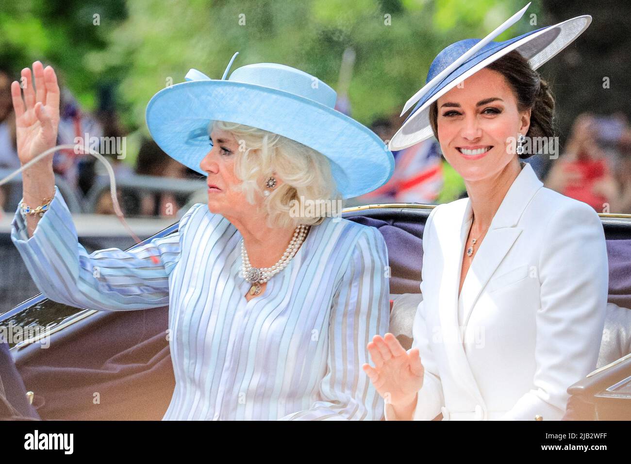 Londres, Royaume-Uni, 02nd juin 2022. Camilla, la duchesse de Cornouailles, Catherine, la duchesse de Cambridge et Catherine et les enfants de William Charlotte, Louis et George, l'aîné. Plus de 1 400 soldats en parachute, 200 chevaux et 400 musiciens de 10 groupes dans la parade traditionnelle marquent l'anniversaire officiel de la Reine le week-end qui, cette année, voit également son Jubilé de platine. La parade se déplace le long du centre commercial jusqu'à la parade de la garde à cheval, rejointe par des membres de la famille royale à cheval et en voiture et se termine par le survol traditionnel de la RAF, observé par la famille royale depuis le palais de Buckingham bal Banque D'Images