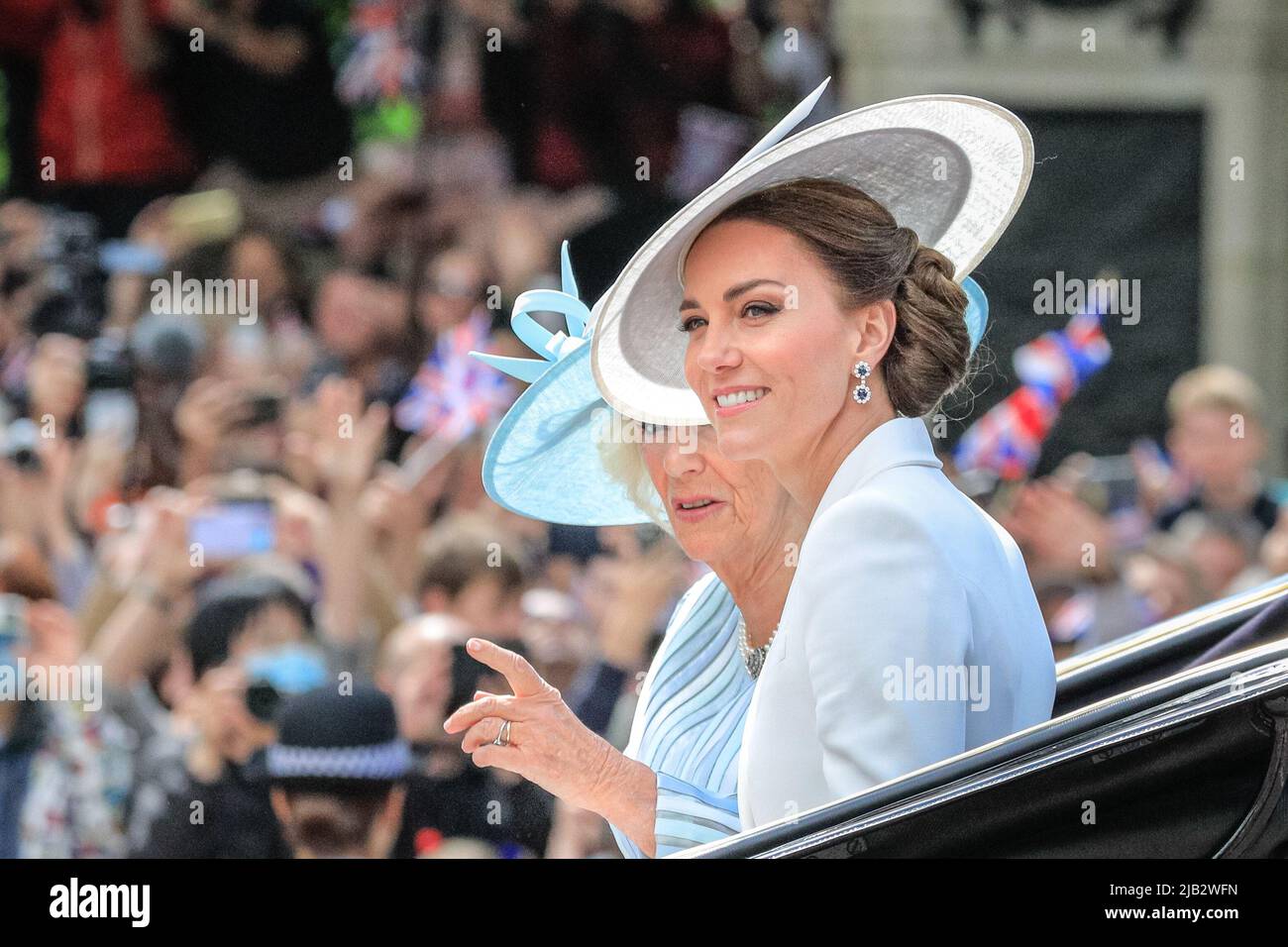 Londres, Royaume-Uni, 02nd juin 2022. Camilla, la duchesse de Cornouailles, Catherine, la duchesse de Cambridge et Catherine et les enfants de William Charlotte, Louis et George, l'aîné. Plus de 1 400 soldats en parachute, 200 chevaux et 400 musiciens de 10 groupes dans la parade traditionnelle marquent l'anniversaire officiel de la Reine le week-end qui, cette année, voit également son Jubilé de platine. La parade se déplace le long du centre commercial jusqu'à la parade de la garde à cheval, rejointe par des membres de la famille royale à cheval et en voiture et se termine par le survol traditionnel de la RAF, observé par la famille royale depuis le palais de Buckingham bal Banque D'Images