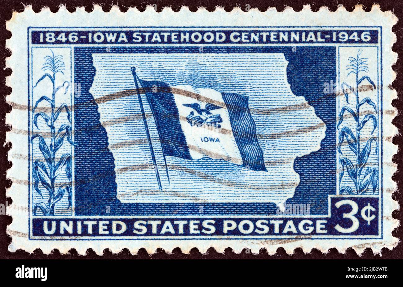 États-Unis - VERS 1946 : un timbre imprimé aux États-Unis émis pour le centenaire de l'État de l'Iowa montre le drapeau et la carte de l'État de l'Iowa, vers 1946. Banque D'Images