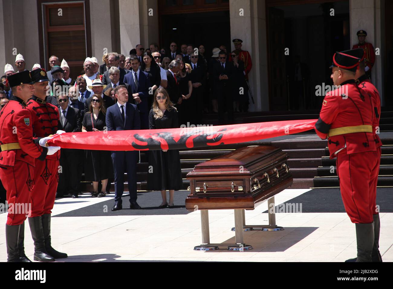 Tirana, Albanie. 2nd juin 2022. Une cérémonie de deuil a lieu pour pleurer l'ancien président albanais Bujar Nishani dans le palais présidentiel de Tirana, en Albanie, au 2 juin 2022. L'Albanie a pleuré jeudi son ancien Président Bujar Nishani, qui est décédé à l'âge de 55 ans en raison de complications graves de santé causées par la COVID-19. Crédit: Gent Onuzi/Xinhua/Alay Live News Banque D'Images