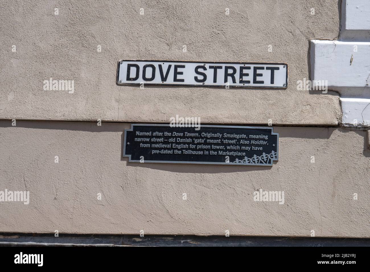 Dove Street à Norwich route signe avec une plaque d'histoire ci-dessous indiquant l'insomation d'antan Banque D'Images