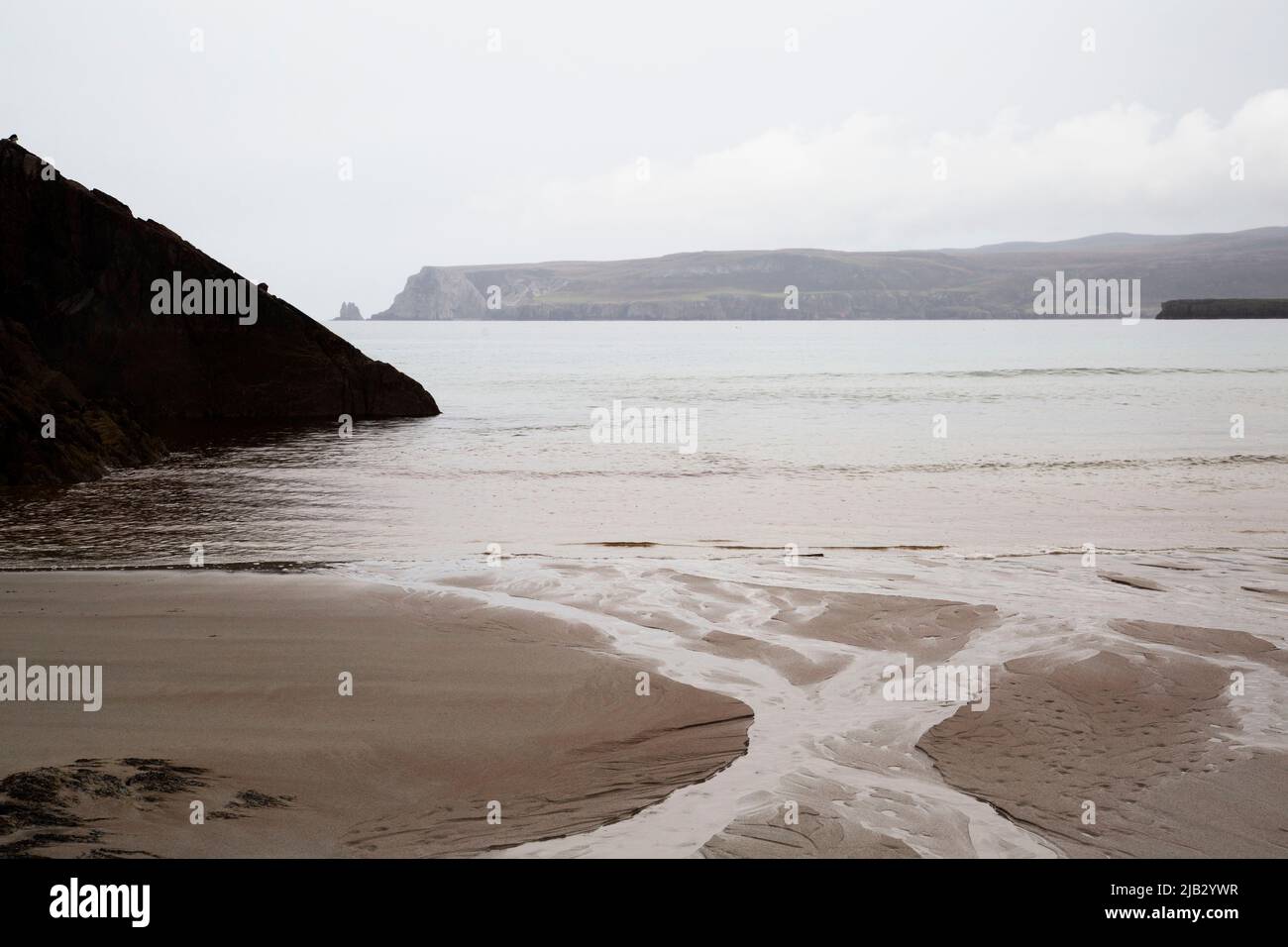 Vue de Whiten Head depuis la plage de Traigh Allt Chailgeag, près de Sangobeg, Durness, Sutherland, Écosse Banque D'Images