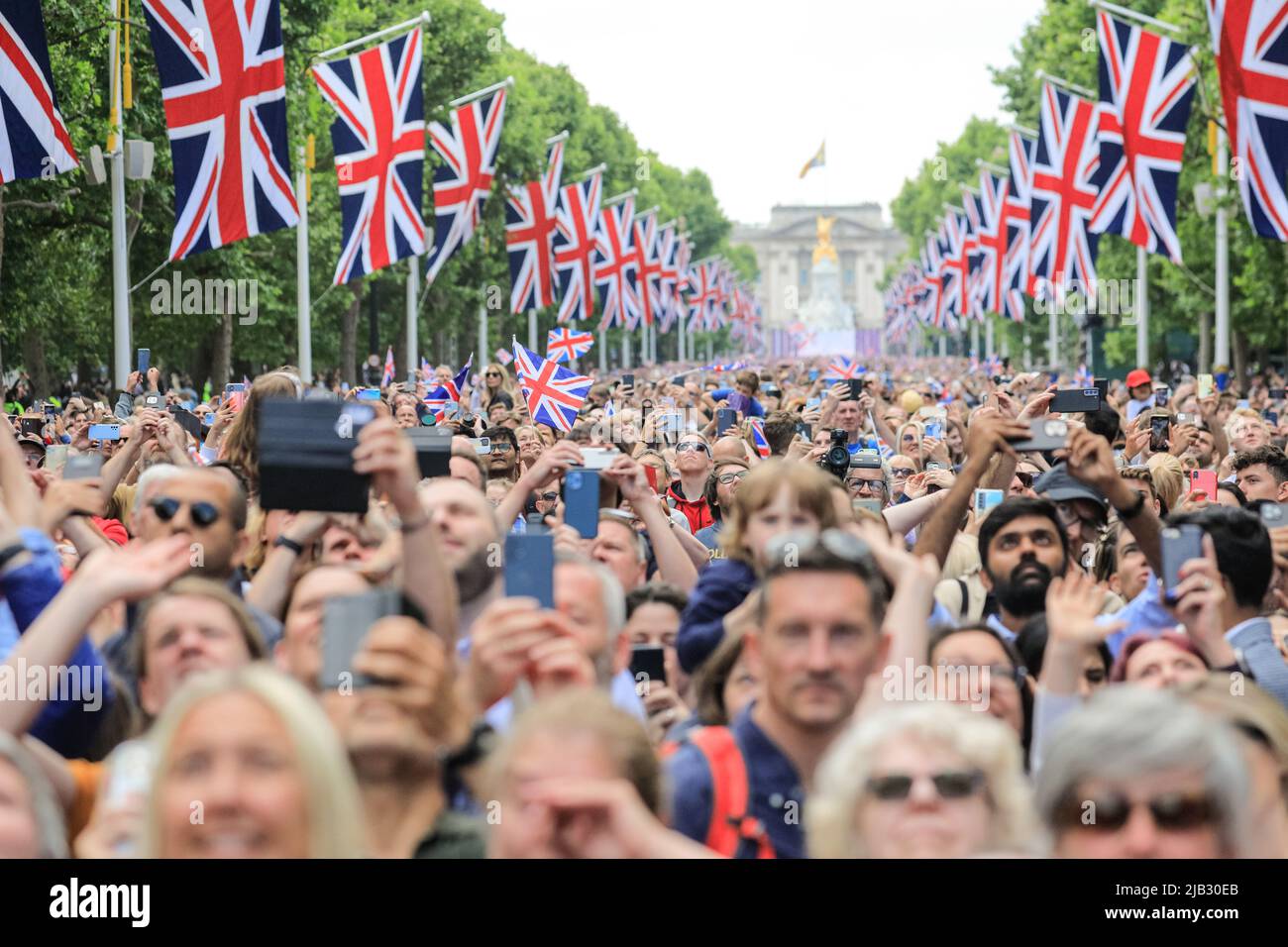 Londres, Royaume-Uni, 02nd juin 2022. Le flicast de la RAF se termine cette année avec les flèches rouges admirées par les foules immenses du Mall. Plus de 1 400 soldats en parachute, 200 chevaux et 400 musiciens de 10 groupes dans la parade traditionnelle marquent l'anniversaire officiel de la Reine le week-end qui, cette année, voit également son Jubilé de platine. Credit: Imagetraceur/Alamy Live News Banque D'Images