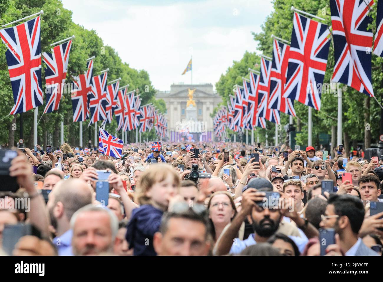 Londres, Royaume-Uni, 02nd juin 2022. Le flicast de la RAF se termine cette année avec les flèches rouges admirées par les foules immenses du Mall. Plus de 1 400 soldats en parachute, 200 chevaux et 400 musiciens de 10 groupes dans la parade traditionnelle marquent l'anniversaire officiel de la Reine le week-end qui, cette année, voit également son Jubilé de platine. Credit: Imagetraceur/Alamy Live News Banque D'Images